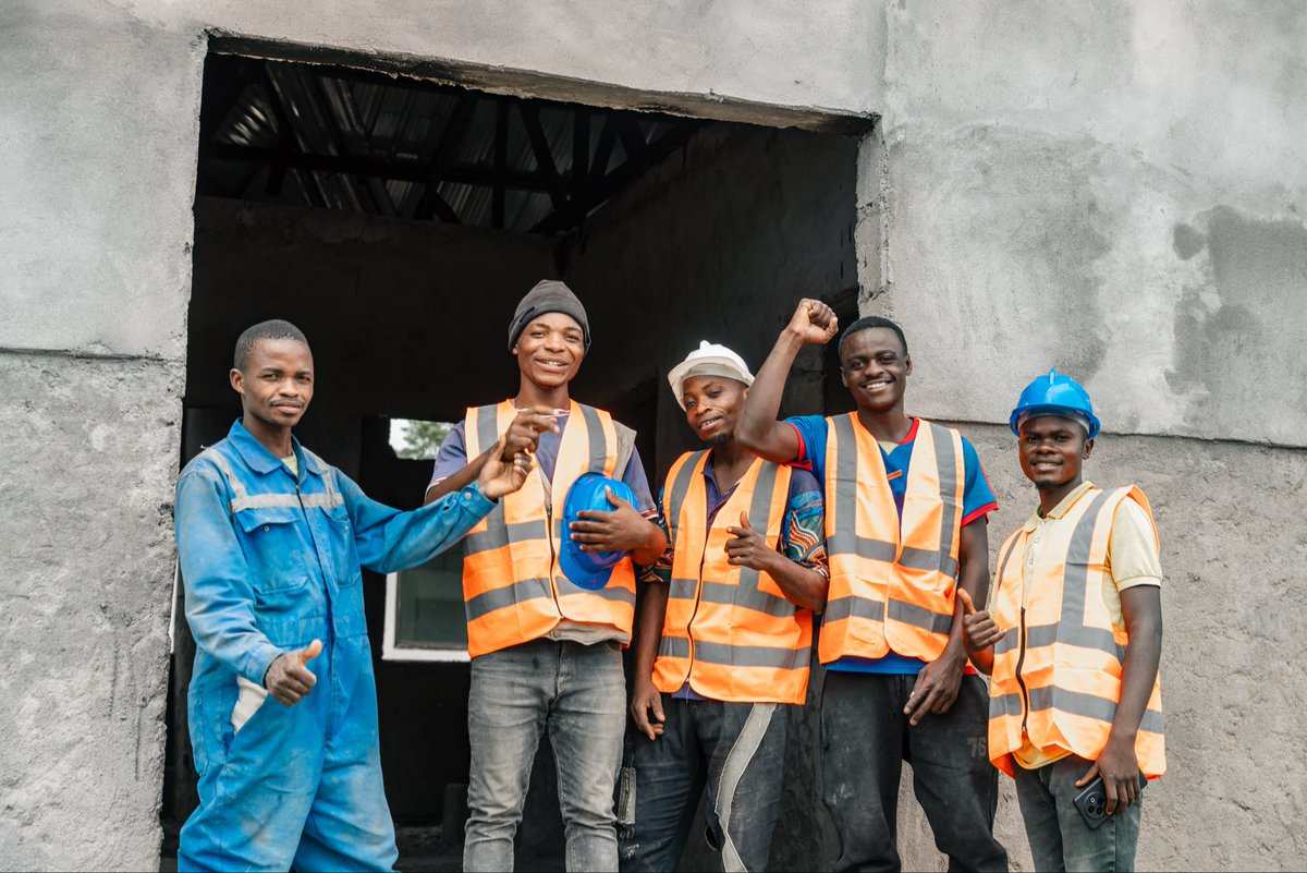 PNUDRDC's tweet photo. 🕊️ En cette Journée internationale de la #paix, le Gouvernement investit au cœur des territoires à travers le @PDL145T_RDC en #RDC.
En améliоrant l’accès à la santé, à l’éducation et aux services de base, ces investissements restaurent la dignité, renforcent la cohésion sociale et créent des opportunités d'emploi pour les jeunes et les femmes.
Des communautés plus fortes pour une paix juste, inclusive et durable. 🇨🇩

#JournéeDeLaPaix