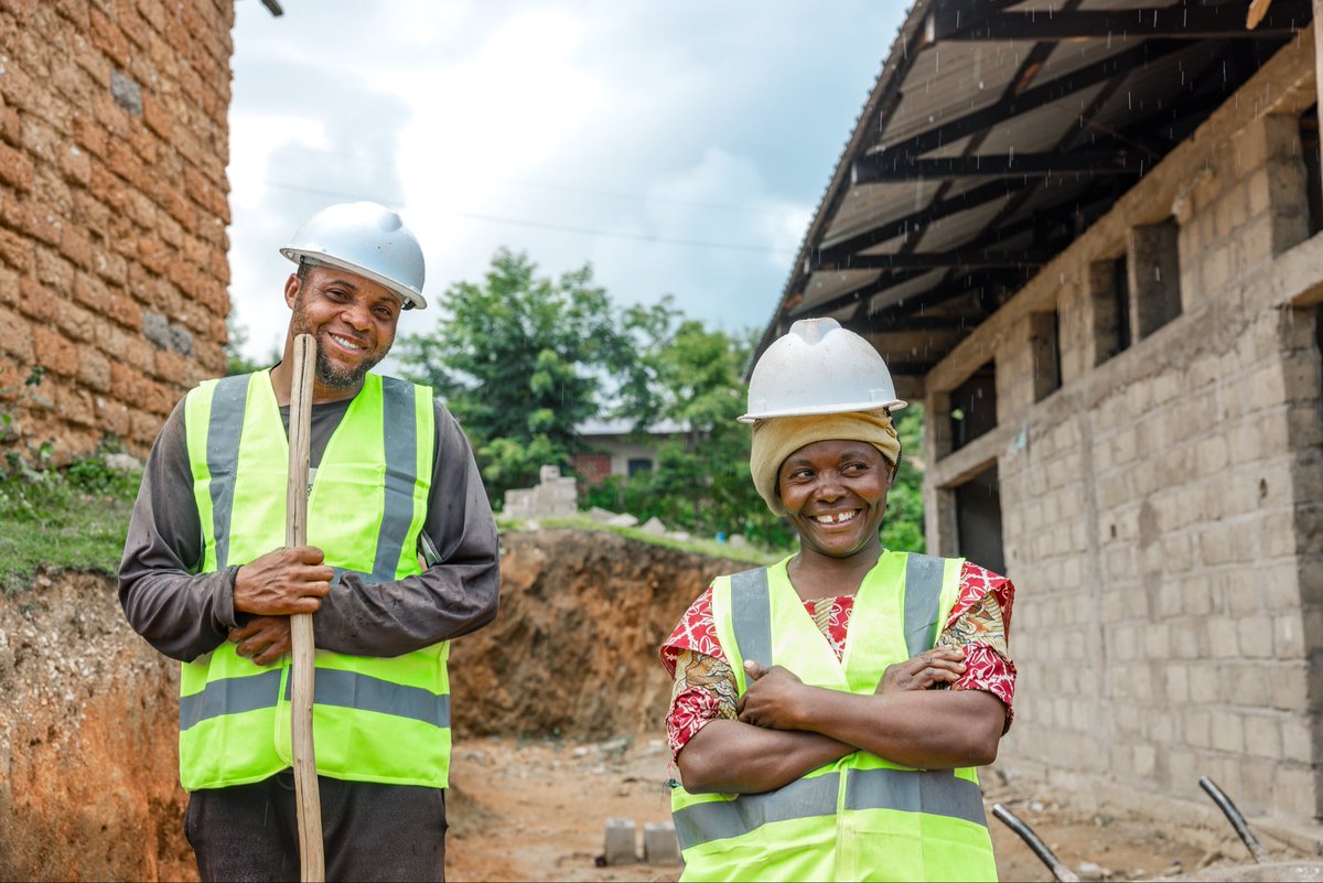 PNUDRDC's tweet photo. 🕊️ En cette Journée internationale de la #paix, le Gouvernement investit au cœur des territoires à travers le @PDL145T_RDC en #RDC.
En améliоrant l’accès à la santé, à l’éducation et aux services de base, ces investissements restaurent la dignité, renforcent la cohésion sociale et créent des opportunités d'emploi pour les jeunes et les femmes.
Des communautés plus fortes pour une paix juste, inclusive et durable. 🇨🇩

#JournéeDeLaPaix
