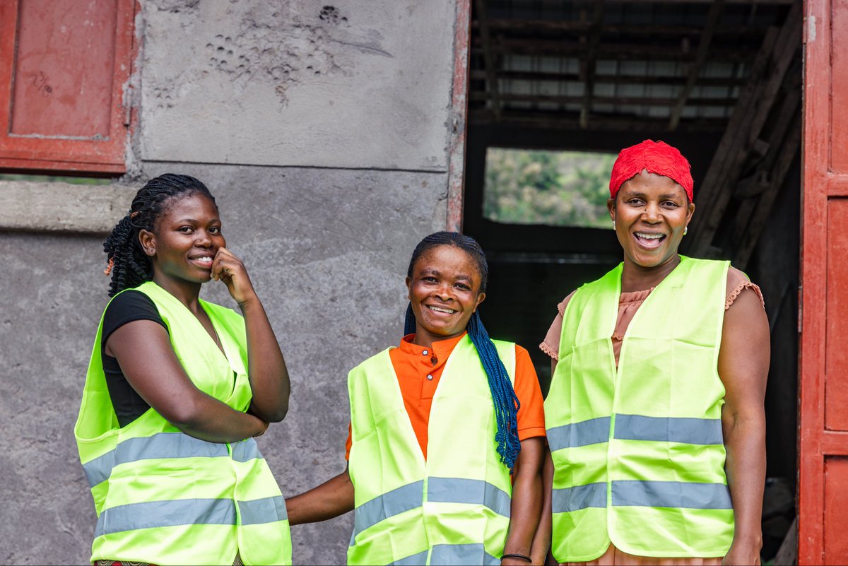 PNUDRDC's tweet photo. 🕊️ En cette Journée internationale de la #paix, le Gouvernement investit au cœur des territoires à travers le @PDL145T_RDC en #RDC.
En améliоrant l’accès à la santé, à l’éducation et aux services de base, ces investissements restaurent la dignité, renforcent la cohésion sociale et créent des opportunités d'emploi pour les jeunes et les femmes.
Des communautés plus fortes pour une paix juste, inclusive et durable. 🇨🇩

#JournéeDeLaPaix
