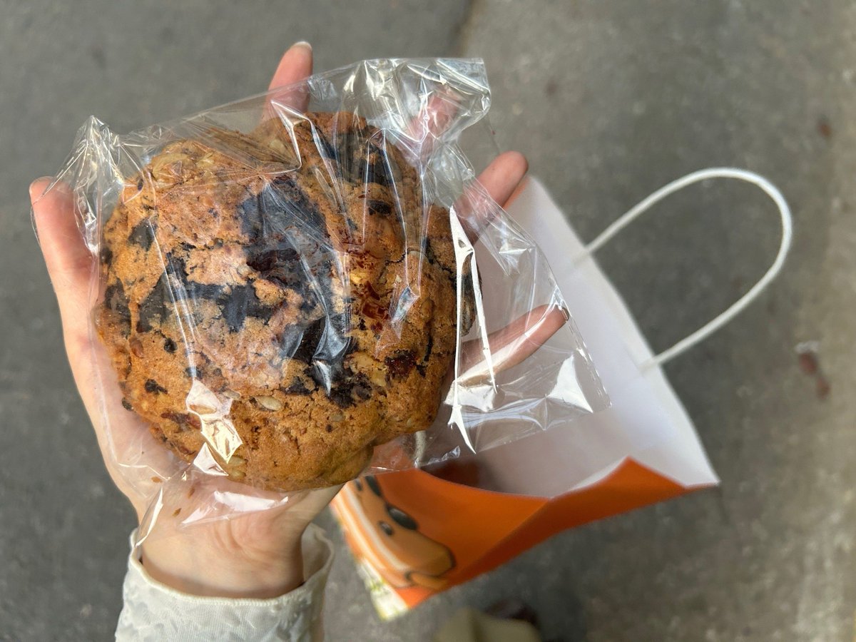 mitraariestari1's tweet photo. [Stopped by our elderly neighbor’s place to drop off fresh homemade cookies u0026 fix her wobbly shelf—she just handed me a jar of homemade pickles! Small neighborhood moments hit different. ]， https://t.co/pph51TLYY2