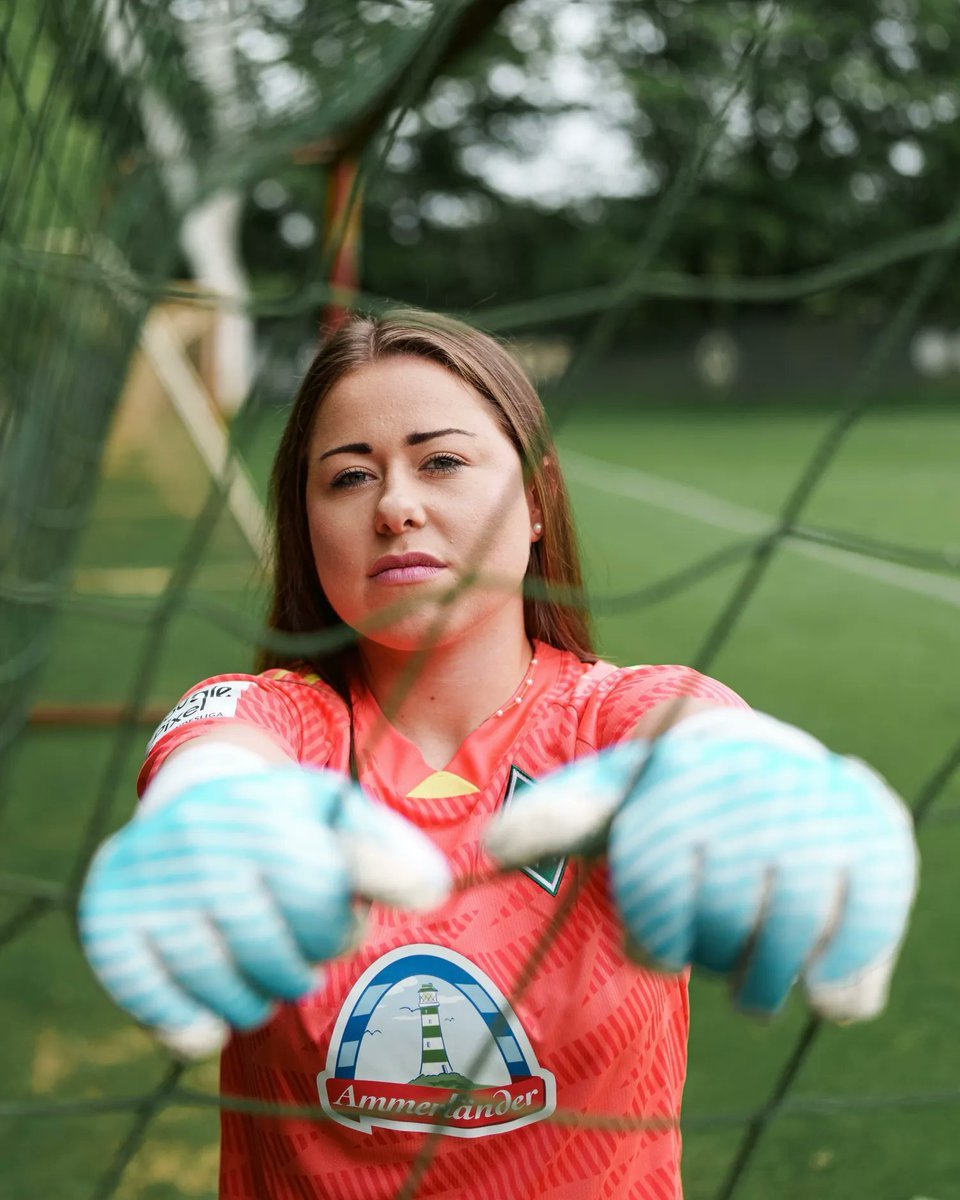 ShivAnalyst's tweet photo. 🇦🇹  Mariella El Sherif (22, Goalkeeper) has caught my attention during Werder Bremen Frauen vs VfB Stuttgart Frauen!

Her distribution short and long has been consistent with the intentions. When she plays short, she tries to eliminate the first line of pressure by playing into the feet of Bremen's pivot. The benefit of this is that it helps her team progress up the pitch

When she looks to play long, Bremen may lose the first ball serially, but they will have numbers nearby to win the 2nd ball. The benefit of this is the same as short distribution, it helps her team progress and attack the opponent