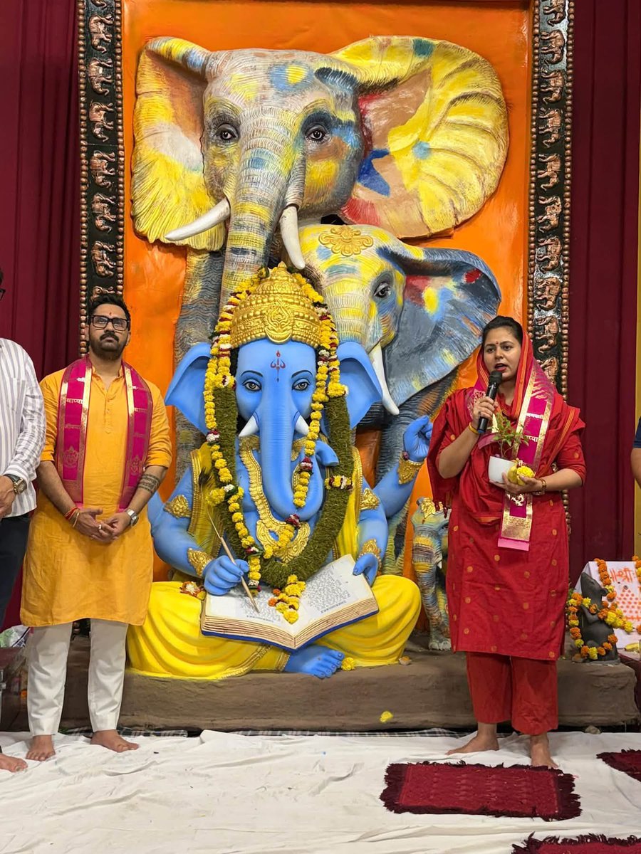 BaggaNeha's tweet photo. 🙏 श्री गणेशाय नमः 🙏

विघ्नहर्ता भगवान श्री गणेश जी की भक्ति और आस्था से सराबोर श्री गणेश महोत्सव के पावन अवसर पर न्यू मार्केट व्यापारी संरक्षण गणेश उत्सव समिति द्वारा आयोजित महाआरती में सम्मिलित होकर धर्म लाभ अर्जित किया।

इस अवसर पर न्यू मार्केट व्यापारी संघ के महासचिव श्री अजय देवनानी जी, भाजपा प्रदेश व्यापारी प्रकोष्ठ के कार्यालय मंत्री श्री आयुष खंडेलवाल जी, मध्यप्रदेश टेंट एसोसिएशन के अध्यक्ष श्री परमजीत सिंह झनूजा जी, समिति के सम्मानित सदस्यगण एवं श्रद्धालु भक्तगण उपस्थित रहे।

भगवान श्री गणेश जी से सभी के जीवन में सुख, समृद्धि, शांति एवं मंगल की कामना की। 

गणपति बप्पा मोरया! 🚩

#GaneshMahotsav #NehaBagga #Bharat #MahaAarti #GaneshJi #NewMarket #Bhopal
