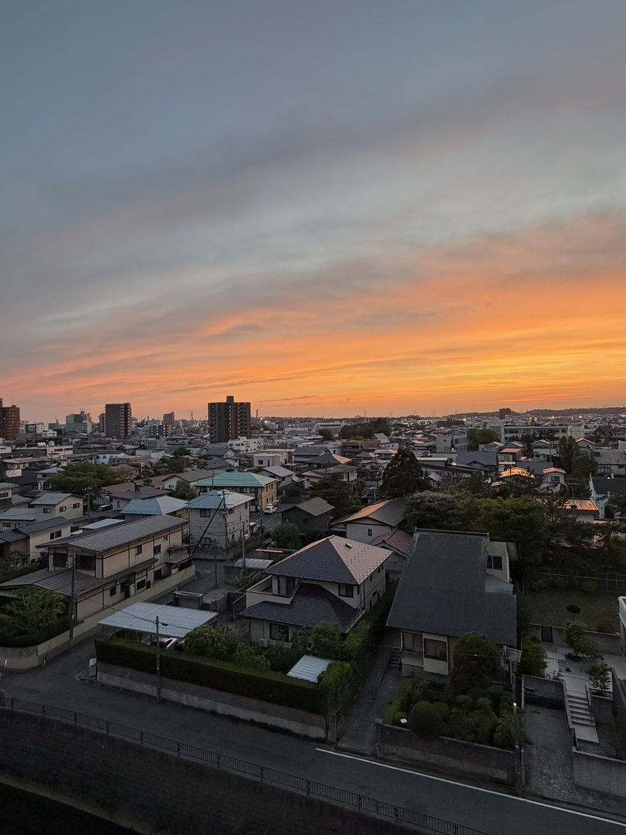 zb7_tl's tweet photo. 【なぜ、秋田が好きなのか。】

理由はシンプル。

① 海・山・川・湖が身近
② 米・魚・酒がうまい
③ 温泉が豊富
④ 四季の変化がハッキリしている
⑤ 人混みが少なく、時間がゆっくり流れる
⑥ 東京では「贅沢」なものが、日常にある

秋田は「何もない」んじゃない。

都会で失いがちなものが、ちゃんと残っている。

秋田を知らない人にこそ、一度住んでみてほしい。
きっと「何もない」の意味が変わる。

だから僕は、秋田が好きなんよな🫶

秋田好きは「いいね❤️」
県外民は「リポスト」で秋田を応援してけれな…🥺

#秋田 #秋田市 #たろ調べ