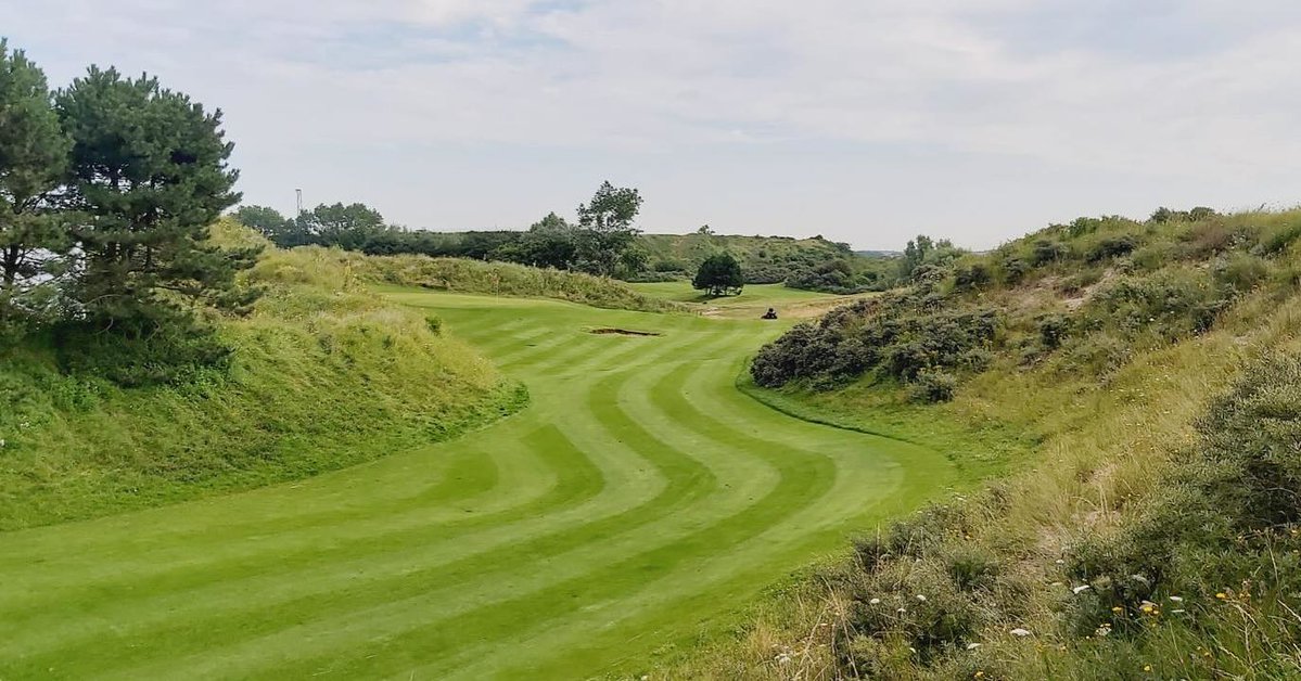 PedroGundlzdd's tweet photo. Did you know hole 8 at The Dunes was once part of Zandvoort’s old Formula 1 circuit? From 1948 to 1989, F1 cars raced over this asphalt. The circuit was later shortened, and the golf course was built in 2000. https://t.co/XWW6KRQjNu