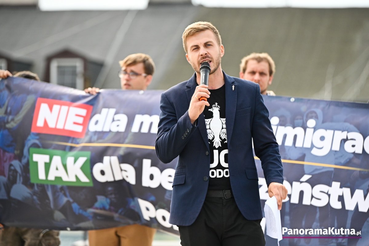 KamilMroczek4's tweet photo. Wczoraj Kutno powiedziało dość❗️

Ponad tysiąc osób na Placu Wolności, flagi biało-czerwone, minuta ciszy upamiętniająca zamordowanego 41-letniego Polaka i jasny komunikat: NIE dla masowej imigracji. TAK dla bezpieczeństwa Polaków❗️🇵🇱

Wczoraj zgromadziliśmy się w centrum miasta, bo ludzie pisali do nas po kolejnych wydarzeniach w mieście. Kobiety, dzieci i seniorzy mają prawo wracać do domu bez strachu, a jak widzimy sprawa dotyczy nie tylko kobiet i dzieci, ale dotyka też piskich mężczyzn. Niekontrolowana imigracja ma konkretną cenę - i Kutno już ją płaci.

Dziękujemy wszystkim, którzy stanęli z nami i nie bali się wyrazić  swój sprzeciw❗️
To był Wasz głos. My tylko pomogliśmy go wyrazić❗️💪🏻

Po oficjalnym zakończeniu zgromadzenia, z inicjatywy obywateli, ludzie ruszyli ulicami miasta. Władza - lokalna i centralna - nie może udawać, że problem nie istnieje.
W związku z tym, żeby zwiększyć bezpieczeństwo mieszkańców składamy wniosek o zwiększenie patroli w mieście, tak aby nasi mieszkańcy czuli się bezpieczniej. Jak otrzymam odpowiedź, niezwłocznie będę Państwa informował. 

Bezpieczeństwo Polaków nie ma barw partyjnych – ale ktoś musi o nim mówić głośno, gdy inni milczą.

Jeszcze raz dziękuje za Państwa obecność ❗️💪🏻

🇵🇱 Bezpieczni Polacy. Silne granice.

Stop imigracji❗️

#Kutno #StopImigracji #BezpieczniPolacy #SilneGranice #Konfederacja #RuchNarodowy #Polska #Imigracja #Bezpieczeństwo

Zdjęcia https://t.co/Od5NqZCT30