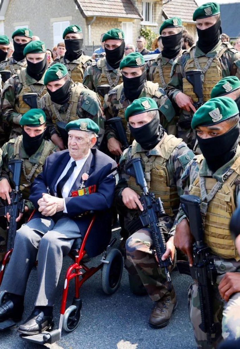 Fs_francaises_'s tweet photo. « Il faut que les jeunes sachent que la liberté coûte cher. »

« La pire chose qu’on puisse voir, c’est une guerre. »

« Nous ne sommes pas des héros, nous n’avons fait que notre devoir. »

Léon Gautier fut le dernier survivant français du commando Kieffer qui débarquèrent en Normandie le 6 juin 1944.

Il est décédé le 3 juillet 2023, à l'âge de 100 ans.

Sa mémoire suscite le plus profond respect et une gratitude éternelle de la Nation.

Ne jamais oublier. 🖤