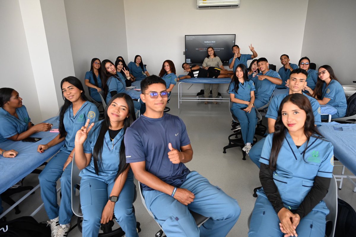 unisimon's tweet photo. 💚🤍 Ellos son los protagonistas de una nueva historia.

🦵🏼Iniciamos clases en nuestra Sede Campestre y los primeros en disfrutar de estos nuevos espacios fueron estudiantes del programa de Fisioterapia. 👏

🥹 Bienvenidos a Unisimón. Esta historia comienza con ustedes. https://t.co/9HRlRr6xKH