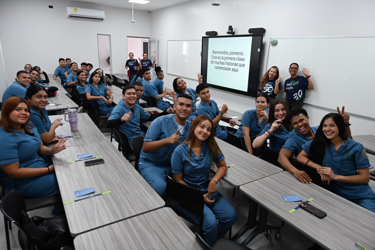 unisimon's tweet photo. 💚🤍 Ellos son los protagonistas de una nueva historia.

🦵🏼Iniciamos clases en nuestra Sede Campestre y los primeros en disfrutar de estos nuevos espacios fueron estudiantes del programa de Fisioterapia. 👏

🥹 Bienvenidos a Unisimón. Esta historia comienza con ustedes. https://t.co/9HRlRr6xKH
