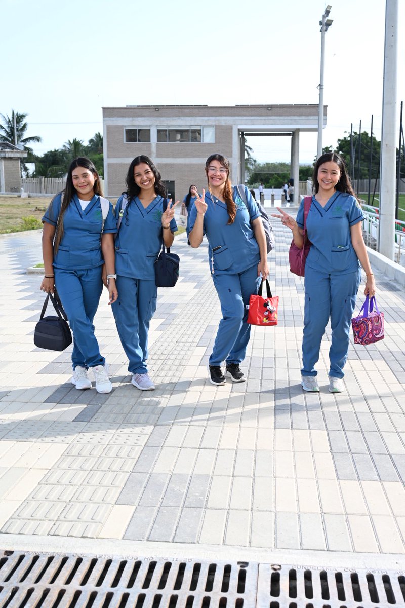 unisimon's tweet photo. 💚🤍 Ellos son los protagonistas de una nueva historia.

🦵🏼Iniciamos clases en nuestra Sede Campestre y los primeros en disfrutar de estos nuevos espacios fueron estudiantes del programa de Fisioterapia. 👏

🥹 Bienvenidos a Unisimón. Esta historia comienza con ustedes. https://t.co/9HRlRr6xKH