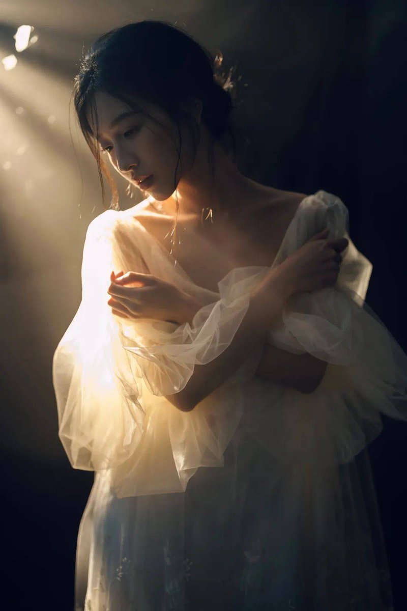 hborch1's tweet photo. New to photography Start with natural light—soft window light works magic for portraits, no fancy gear needed. Practice focusing on eyes, you’ll see a huge difference! https://t.co/oUWEHrBFGU
