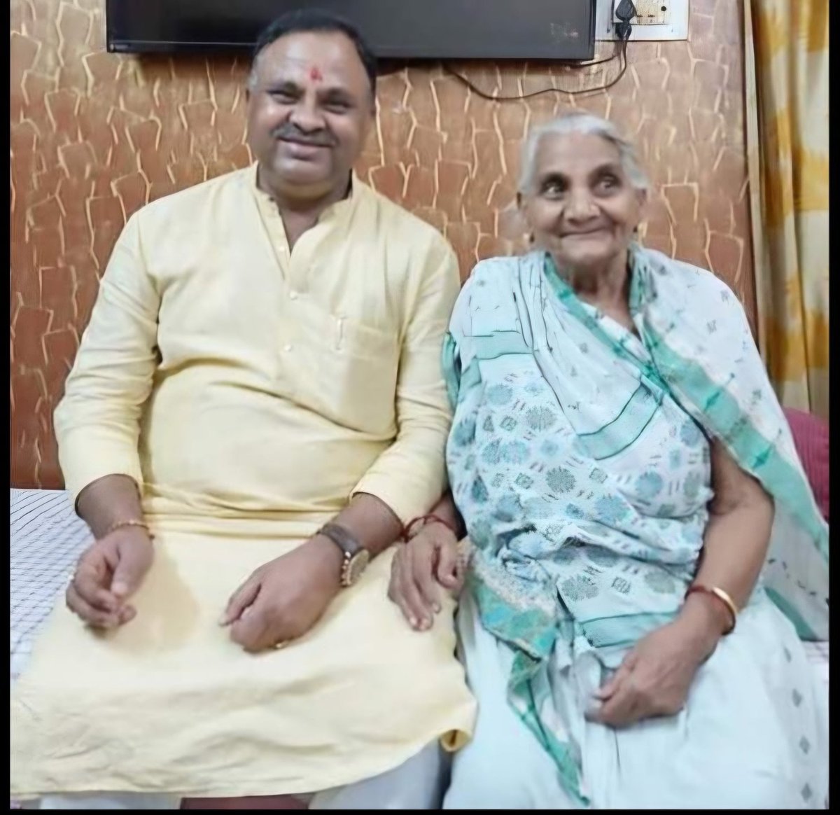 suddurld's tweet photo. @RLDparty के राष्ट्रीय महासचिव केंद्रीय संसदीय बोर्ड के सदस्य @AnilDubeyRLD जी की मां के दुखद निधन से पूरा परिवार शोक में है दुख की इस घड़ी में हम सभी आपके साथ हैं मां के चरणों में विनम्र श्रद्धांजलि। 
@jayantrld @MalikBirpal @myogiadityanath @rohitagarwal850 @RajSinghBastiUP https://t.co/aYZrFC1wYI
