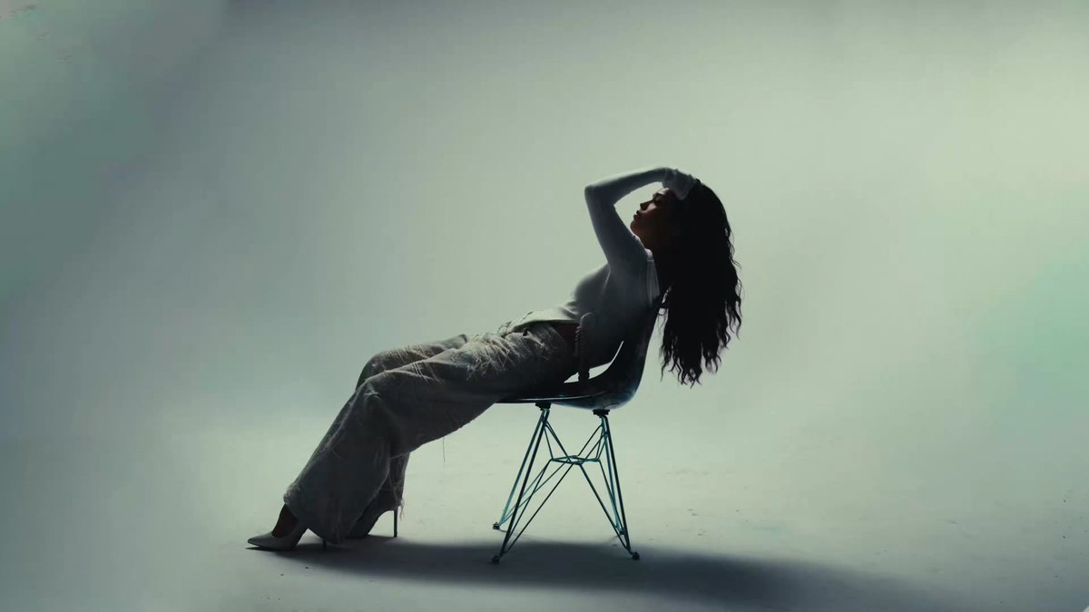 opossummoss's tweet photo. only she could make me want to buy an uncomfortable ass chair https://t.co/yYJijCBTHf