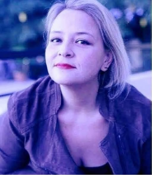 TOPRAK_2_'s tweet photo. FİLLİ BOYA’NIN SAHİBİ - GÖZDE AKPINAR
Henüz 25 yaşındaydı.
Babasını kaybetti.
Babasının prensesiydi.
Ailenin tek çocuğuydu.
Sektöründe Avrupa'nın en büyük fabrikası, 340 trilyon liralık devasa ciro ve binlerce çalışanın sorumluluğu omuzlarına kaldı.
Cesareti vardı ama, tecrübesi yoktu. Üstelik, babası ona daima nasihat ederdi, “kaç kişi çalıştırıyorsan, o kadar insan akşam çorbasını içiyorsa, yüzün gülsün, yok eğer o insanlar akşam aç kalıyorsa, sen de aç kal” derdi.
Bu sözler kulaklarında çın çın çınlıyordu, altında ezilmeden taşıyabilmesi için zamana ihtiyacı vardı, pişmesi gerekiyordu. Şirketin yönetimini aile dostlarına ve profesyonellere bıraktı, kendi şirketine yönetim kurulu üyesi olarak katıldı. Öğrendi, öğrendi, öğrendi. 29 yaşında kendini hazır hissetti. Direksiyona geçti. Yönetim kurulu başkanlığı koltuğuna oturdu. Kriz ortamıydı. Herkes kemerleri sıkmaya gayret ederken, o tam tersini yaptı, Türkiye'ye olan güveniyle yatırımını arttırdı, herkes küçüldü, o büyüdü.
Babasının kendisine bıraktığını ikiye katladı, fabrika sayısını dörde çıkardı, çalışan sayısını üçe katladı. Vergi rekortmenleri listesinin değişmez ismi oldu. Türkiye'nin en güçlü 50 işkadınından biri oldu. Babasının vasiyeti gereği, kazandığını, toplumla paylaştı. Sosyal sorumluluk projelerine büyük önem verdi. Özellikle kadınlar için, fırsat eşitliğinden faydalanamayan kızlar için çaba harcadı. Aile Bakanlığı'yla işbirliği yaptı, “kadın ustalar” projesini hayata geçirdi, kadınlara 15 şehirde meslek eğitimi verip, iş hayatına kazandırdı.
Özgecan vahşice katledildiğinde, 30 televizyon kanalının reklam kuşaklarını eşzamanlı olarak satın aldı, yarım dakika boyunca simsiyah karartı. Ne logo vardı, ne marka… Zifiri karanlıkta sadece “Özgecan için” yazıyordu. Ticari kaygıyla değil, toplumsal bilinci arttırmak için yapılmıştı. Tokat gibi çarptı. Kadına yönelik şiddette böylesine etkili bir reklam tarihte görülmedi. “Bir kadın ve bir kız çocuğu annesi olarak, bu sorunu ruhumun derinliklerinde hissediyorum” düşüncesiyle.
Kadına yönelik şiddete dur demek için atılan her adımda yeraldı, her projeye katkı sağladı, para harcadı, mesai harcadı. Şiddet mağduru 12 kadının hayat hikayesinin anlatıldığı “Ölümcül Yaralı” isimli uluslararası farkındalık projesine İstanbul'da evsahipliği yaptı. Tübitak ve Boğaziçi Üniversitesi'yle birlikte yoksul kız çocuklarımız için Bilim Kampı düzenledi.
Bazen milyonlarca erkek hiç bi işe yaramaz.
Bir kadın her şeyi değiştirir.