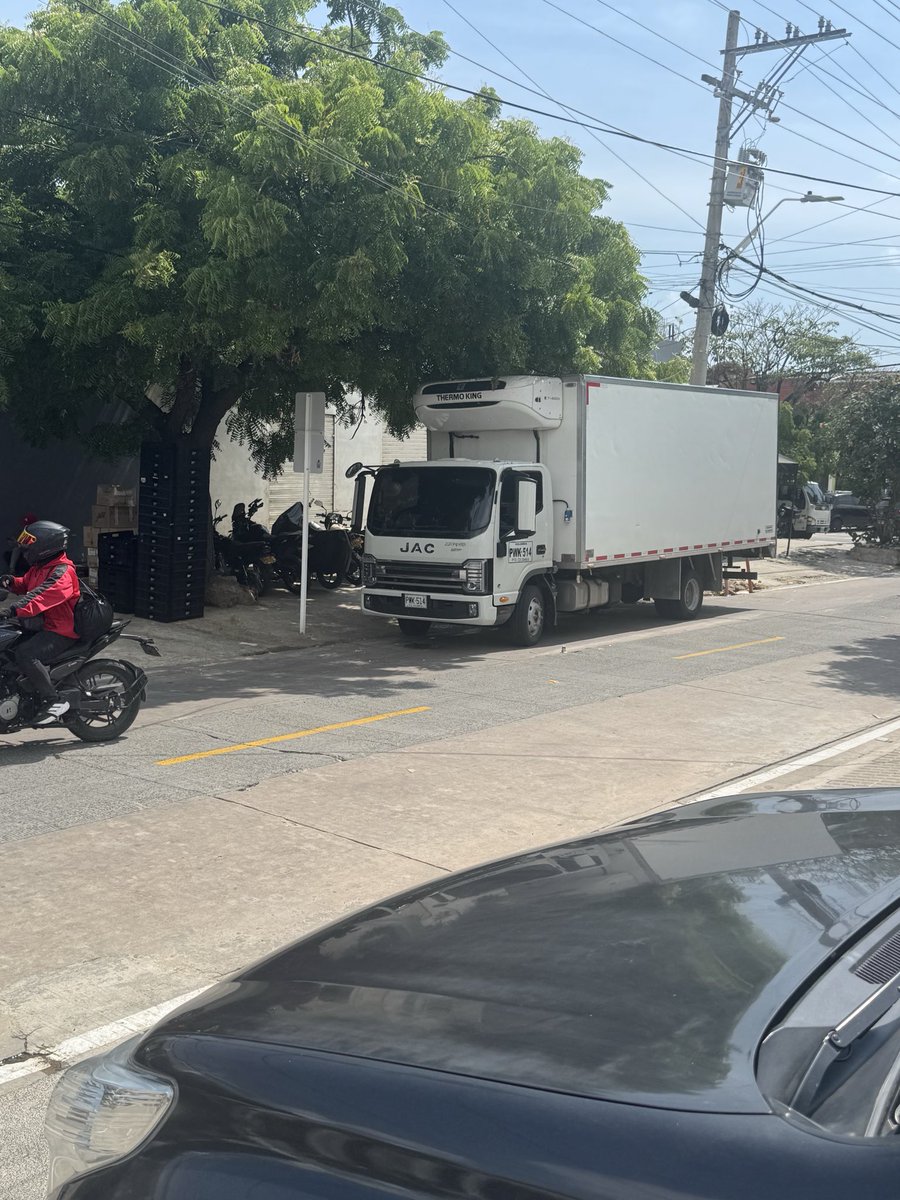 ouia58's tweet photo. Frente al aviso de
Prohibido parquear entre 9 am y 5 pm, este señor del PWK514, auspiciado por Rappi, se burla de la autoridad de movilidad. Alguna licencia especial o es posible un comparendo de oficio? Ahí tienen la evidencia. @TransitoBaq @ControlUrbanoBq https://t.co/wLJNP367F8