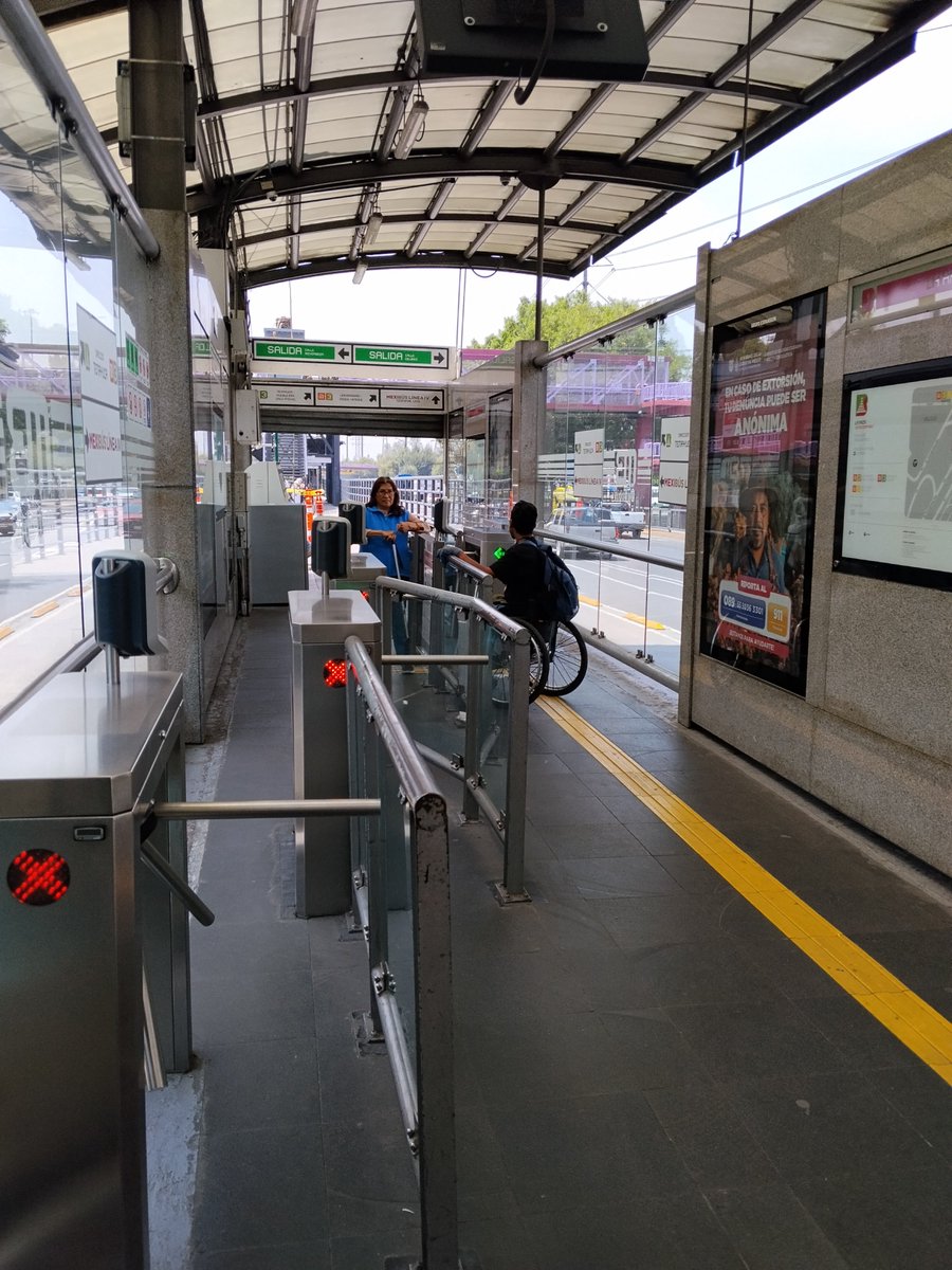 josecancri's tweet photo. No hay poli en la taza y hay gente esperando 
@MetrobusCDMX que paso???! https://t.co/F0yE7BTfqa