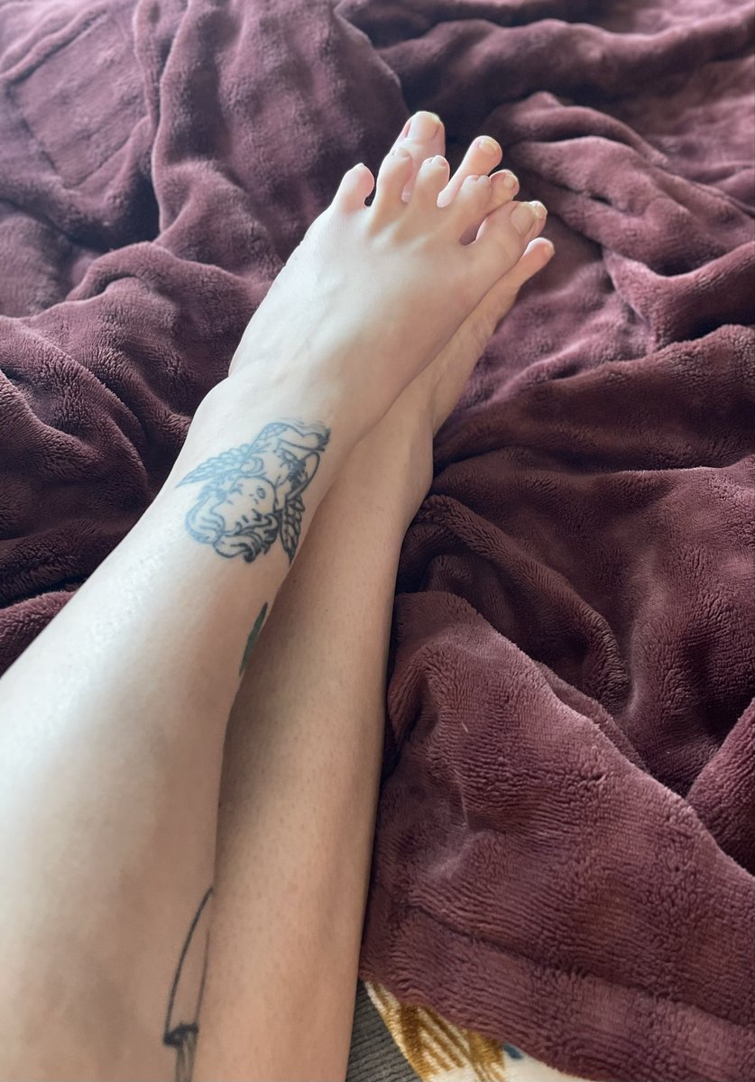 BakeMeBare's tweet photo. Where’s all my content girlies at??? Post your link and let’s help eachother out! 😘 

#feetcontent #feetfinder #toeshow https://t.co/SpxaMEfDlF