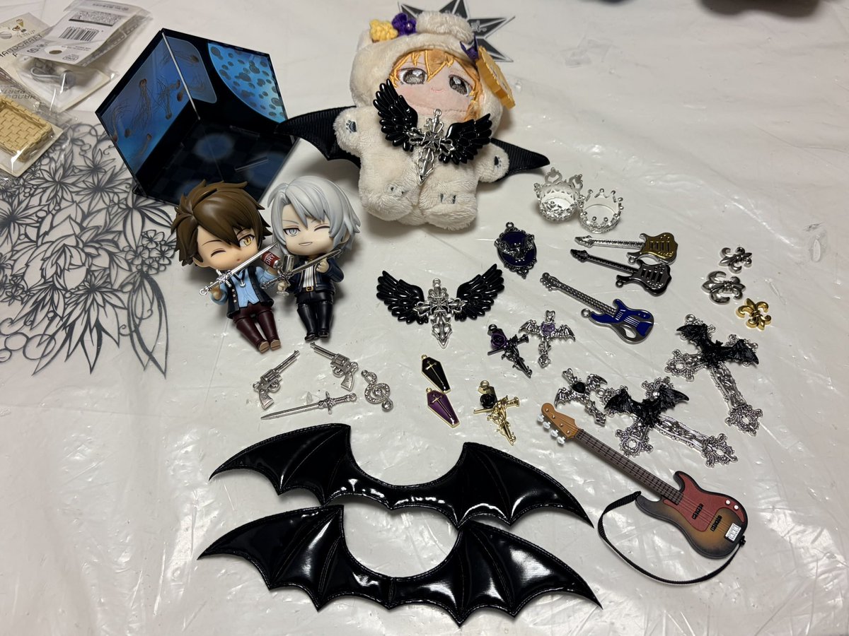 Ryugaku_TRIGGER's tweet photo. 難波に新しくできたぬい服ショップのISEKIに行ってきた!
予想通り…UNDEAD、TRIGGER概念チックなパーツを買い過ぎたわ(^^; 娘っち用にKnights概念のユリのモチーフもいくつか。
ぬい服は「コレや!」と思ったレザーなROCK系のはウチの子にはみんなデカ過ぎた(T_T) https://t.co/GjoyD6QNOq