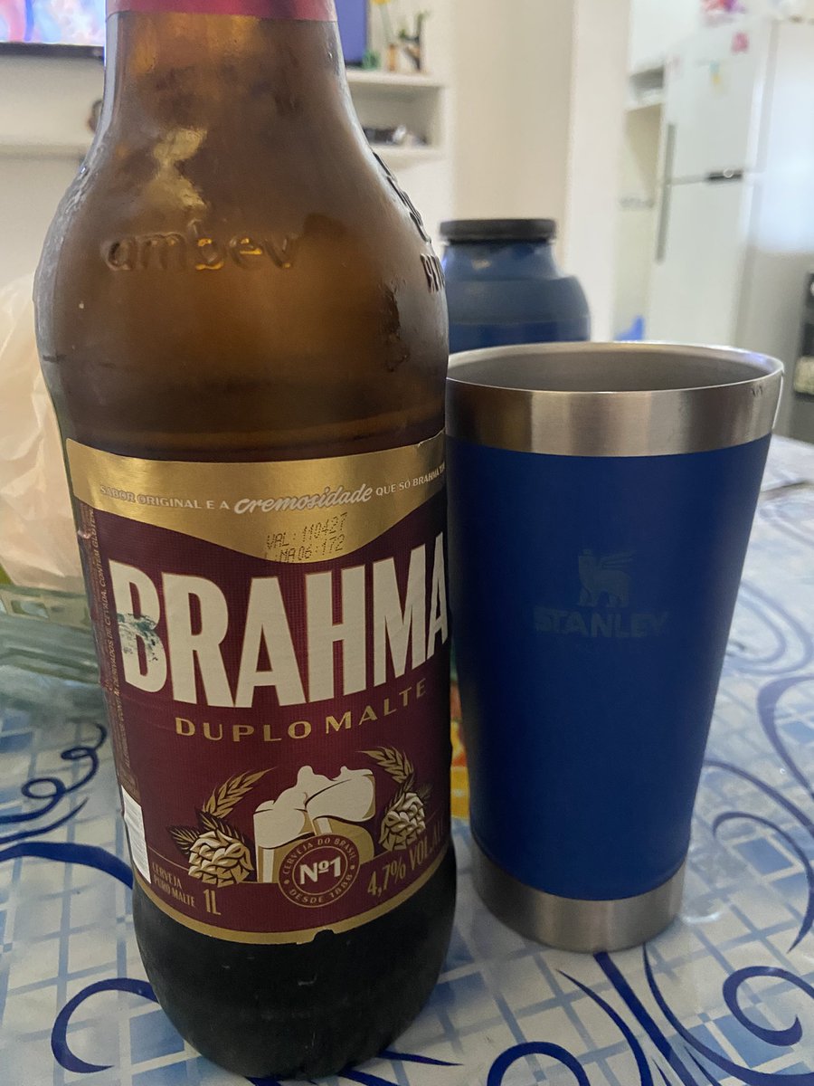 _huntyf's tweet photo. não tem dia e nem hora p beber https://t.co/4aqDMuKh7a