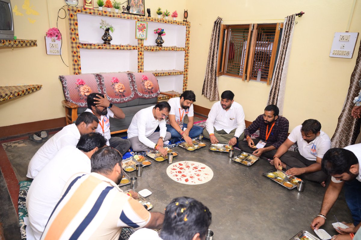 vdsharmabjp's tweet photo. पन्ना के पहाड़ी खेरा गांव में स्थानीय परिवार के घर पर ‘जल, जन और सेवा संकल्प यात्रा’ के सेवायात्रियों के साथ भोजन किया।

इस दौरान परिजनों से संवाद करते हुए प्रधानमंत्री श्री @narendramodi की जनकल्याणकारी योजनाओं से मिल रहे लाभों पर चर्चा की तथा यात्रा के उद्देश्य से अवगत कराया। https://t.co/FandOJegOp