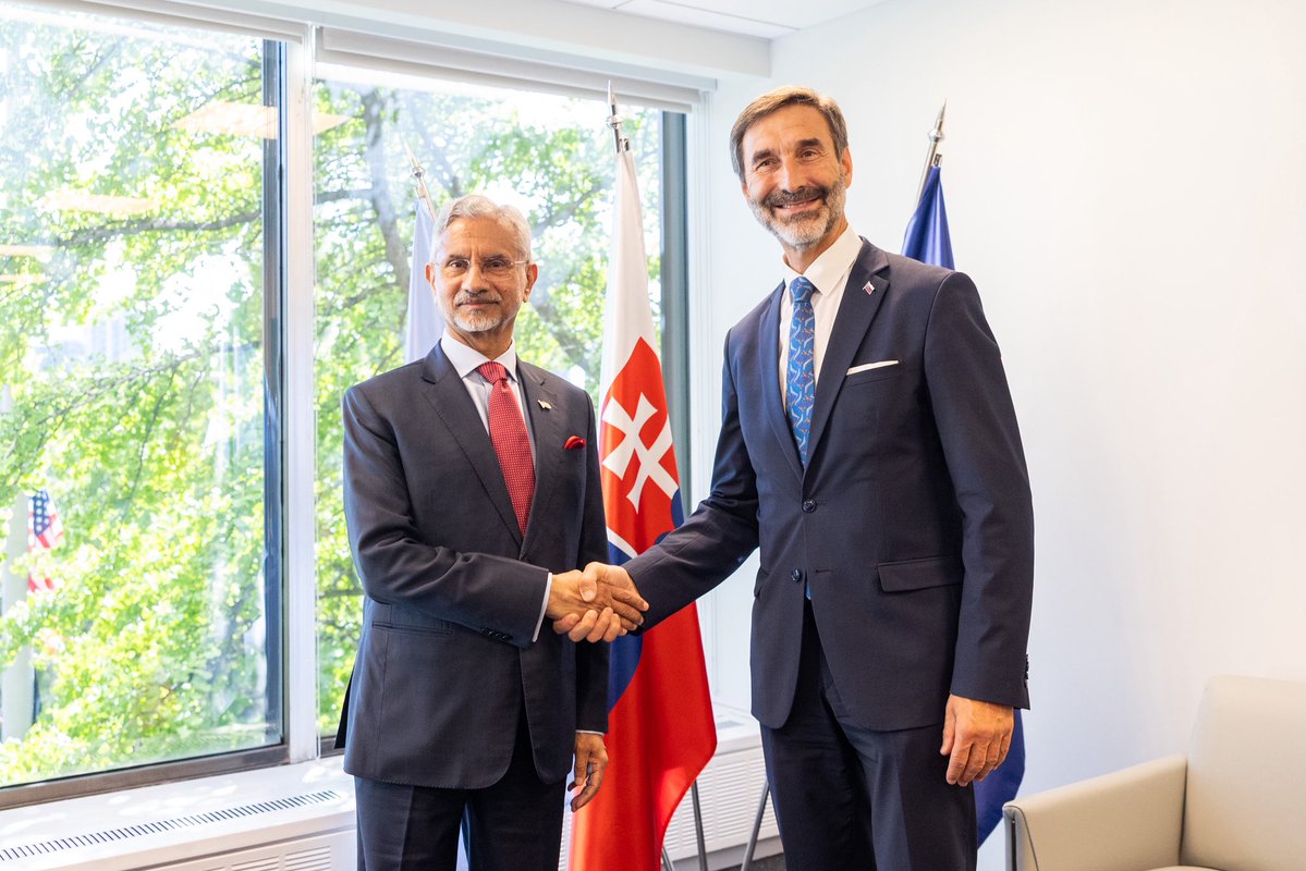 DrSJaishankar's tweet photo. Pleased to meet FM Juraj Blanár of Slovakia today #UNGA81
Besides discussing our bilateral agenda, also touched upon ways to deepen our multilateral cooperation #UNHighLevelWeek
🇮🇳🇸🇰 https://t.co/E3oTmxdbpO