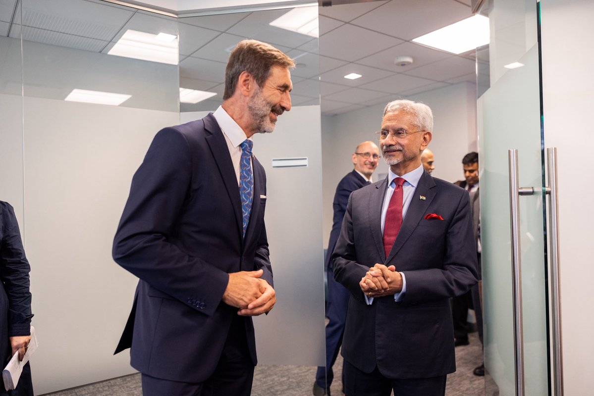 DrSJaishankar's tweet photo. Pleased to meet FM Juraj Blanár of Slovakia today #UNGA81
Besides discussing our bilateral agenda, also touched upon ways to deepen our multilateral cooperation #UNHighLevelWeek
🇮🇳🇸🇰 https://t.co/E3oTmxdbpO