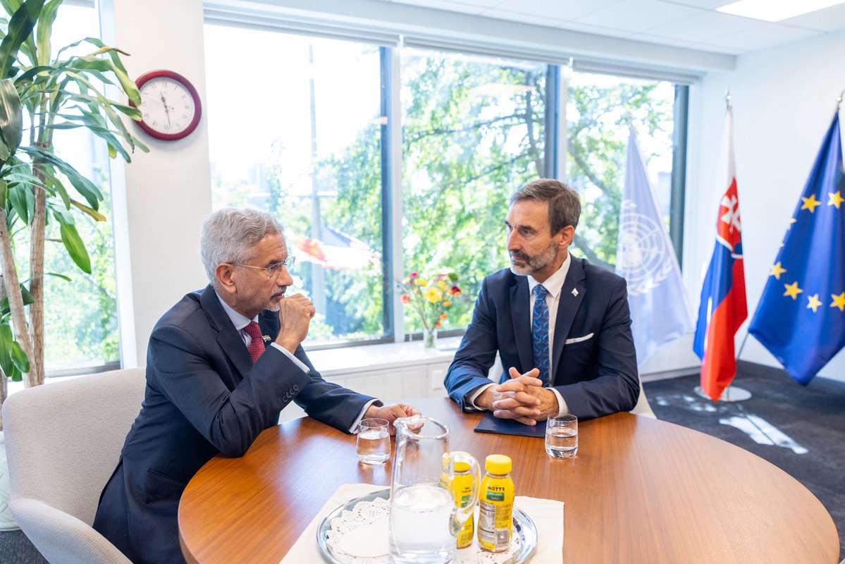 DrSJaishankar's tweet photo. Pleased to meet FM Juraj Blanár of Slovakia today #UNGA81
Besides discussing our bilateral agenda, also touched upon ways to deepen our multilateral cooperation #UNHighLevelWeek
🇮🇳🇸🇰 https://t.co/E3oTmxdbpO