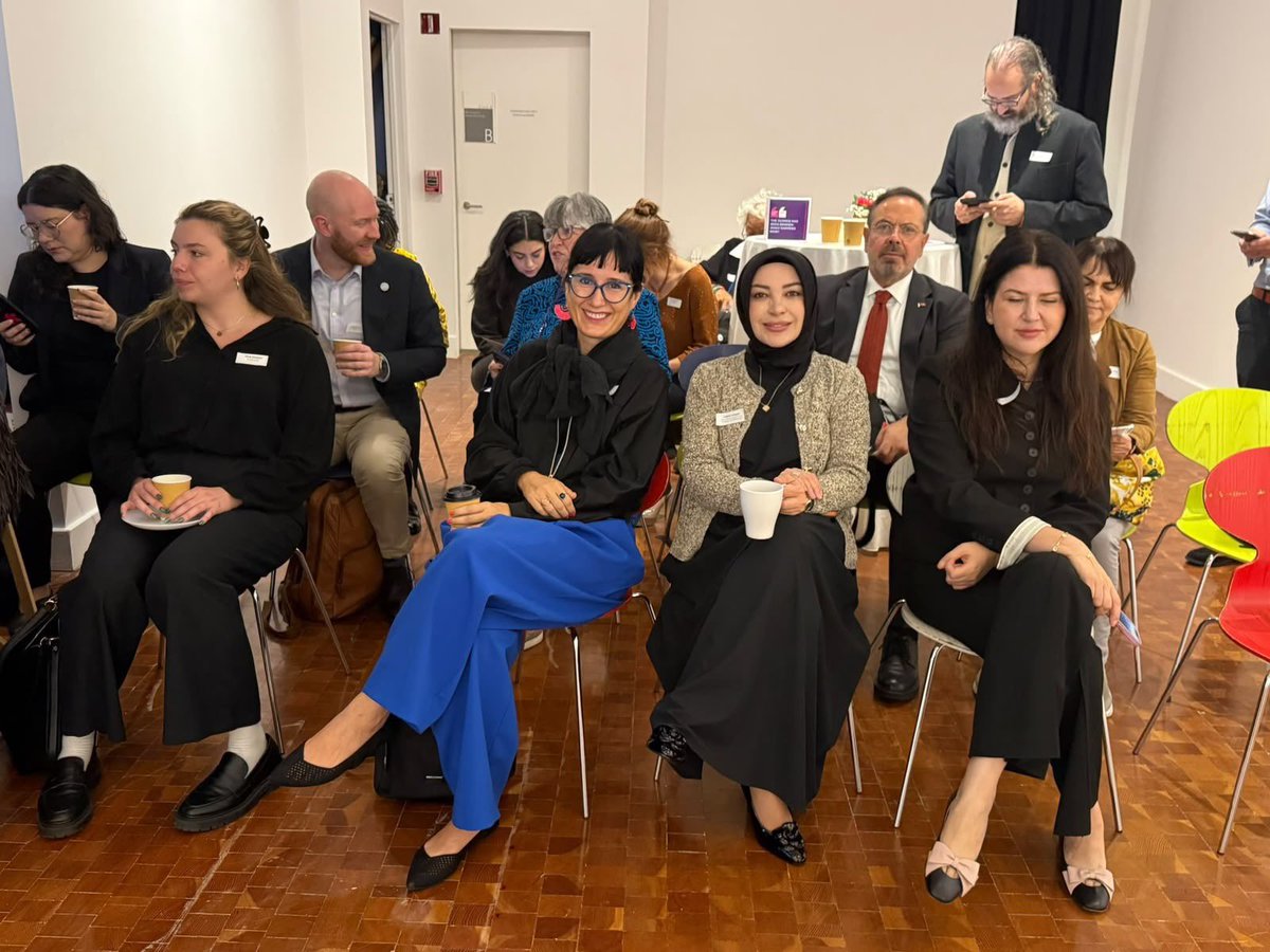 cigdemerdogantr's tweet photo. 📍 New York, ABD 

“Kadın Siyasi Liderler” ve “Reykjavík Kadın Forumu” programları kapsamında Amerika Birleşik Devletleri’ndeyiz.

Kadın liderlerin dünyadaki değişim gücünü, fırsat eşitliği mücadelesini ve geleceğin liderlik anlayışını ele almak üzere Reykjavík Global Forum kapsamında verimli bir söyleşi gerçekleştirdik.

Reykjavík Küresel Forumu Başkanı Hanna Birna Kristjánsdóttir başkanlığındaki programda, İzlanda eski Başbakanı Katrín Jakobsdóttir, ABD Küresel Kadın Sorunlarından Sorumlu eski Büyükelçisi Geeta Rao Gupta ve Me Too Hareketi’nin Kurucusu Tarana Burke ile kadınların siyasette, toplumsal hayatta ve karar alma mekanizmalarındaki rolü üzerine değerlendirmelerde bulunduk.

Kadınların güçlü temsili ve fırsat eşitliğinin güçlendirilmesi, daha adil ve kapsayıcı bir geleceğin inşası açısından büyük önem taşıyor.