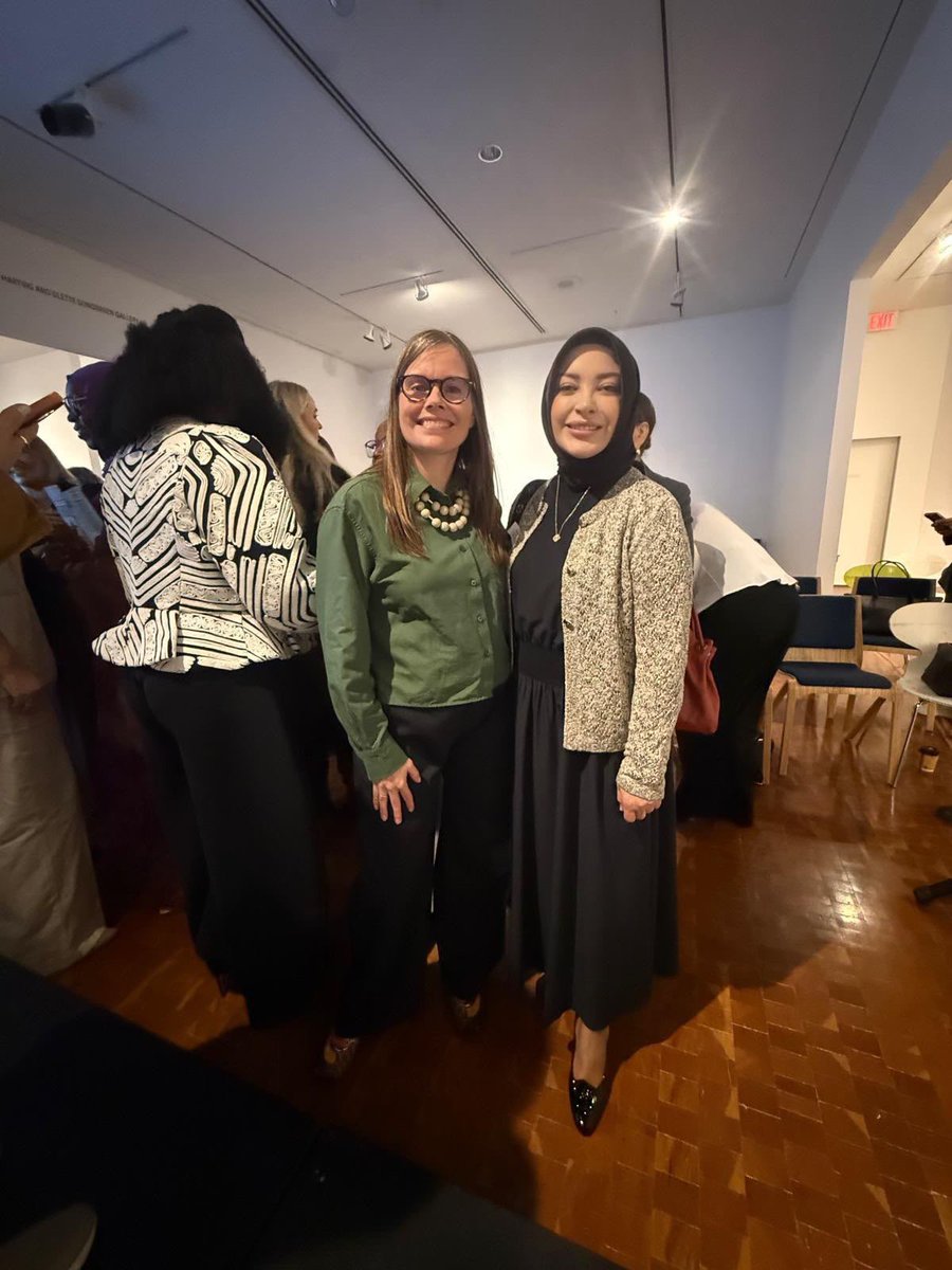 cigdemerdogantr's tweet photo. 📍 New York, ABD 

“Kadın Siyasi Liderler” ve “Reykjavík Kadın Forumu” programları kapsamında Amerika Birleşik Devletleri’ndeyiz.

Kadın liderlerin dünyadaki değişim gücünü, fırsat eşitliği mücadelesini ve geleceğin liderlik anlayışını ele almak üzere Reykjavík Global Forum kapsamında verimli bir söyleşi gerçekleştirdik.

Reykjavík Küresel Forumu Başkanı Hanna Birna Kristjánsdóttir başkanlığındaki programda, İzlanda eski Başbakanı Katrín Jakobsdóttir, ABD Küresel Kadın Sorunlarından Sorumlu eski Büyükelçisi Geeta Rao Gupta ve Me Too Hareketi’nin Kurucusu Tarana Burke ile kadınların siyasette, toplumsal hayatta ve karar alma mekanizmalarındaki rolü üzerine değerlendirmelerde bulunduk.

Kadınların güçlü temsili ve fırsat eşitliğinin güçlendirilmesi, daha adil ve kapsayıcı bir geleceğin inşası açısından büyük önem taşıyor.