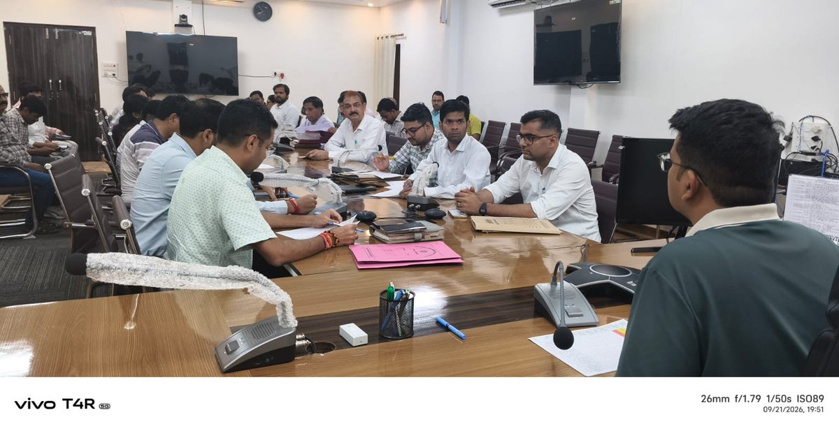 dmsid1's tweet photo. आज दिनांक 21.09.2026 को आई जी आर एस के प्रकरणों के निस्तारण के संबंध में समीक्षा बैठक कर संबंधित को आवश्यक निर्देश दिया। @CMOfficeUP @UPGovt @InfoDeptUP https://t.co/YMsNiuihpO