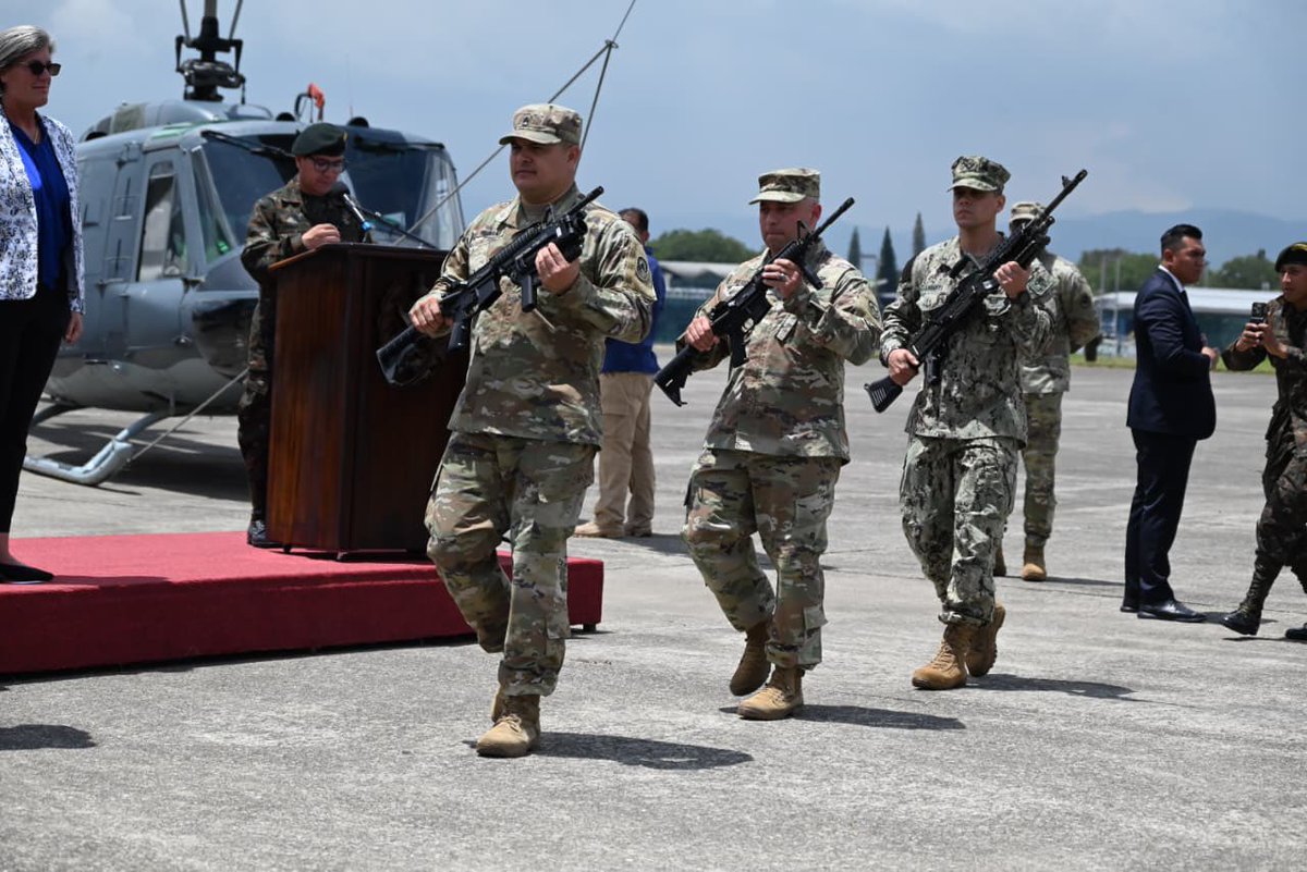 Ejercito_GT's tweet photo. 🇬🇹🤝🇺🇸 Entrega oficial del primer lote de armamento M4A1

En un acto protocolario, el Alto Mando del Ejército de Guatemala participó en la entrega oficial del primer lote de fusiles M4A1, adquiridos a los Estados Unidos de América, socio y aliado estratégico de Guatemala, en el marco del proceso de modernización y transformación de las tres fuerzas del Ejército de Guatemala.

Esta adquisición refleja la continuidad de la cooperación bilateral en materia de defensa y contribuye a la actualización de las capacidades institucionales para el cumplimiento de la misión constitucional.

#EjércitoGT
#Modernización
#EstamosCumpliendo
@usembassyguate @GuatemalaGob