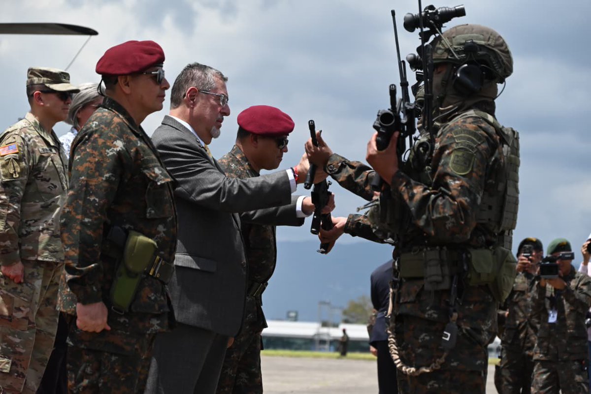 Ejercito_GT's tweet photo. 🇬🇹🤝🇺🇸 Entrega oficial del primer lote de armamento M4A1

En un acto protocolario, el Alto Mando del Ejército de Guatemala participó en la entrega oficial del primer lote de fusiles M4A1, adquiridos a los Estados Unidos de América, socio y aliado estratégico de Guatemala, en el marco del proceso de modernización y transformación de las tres fuerzas del Ejército de Guatemala.

Esta adquisición refleja la continuidad de la cooperación bilateral en materia de defensa y contribuye a la actualización de las capacidades institucionales para el cumplimiento de la misión constitucional.

#EjércitoGT
#Modernización
#EstamosCumpliendo
@usembassyguate @GuatemalaGob