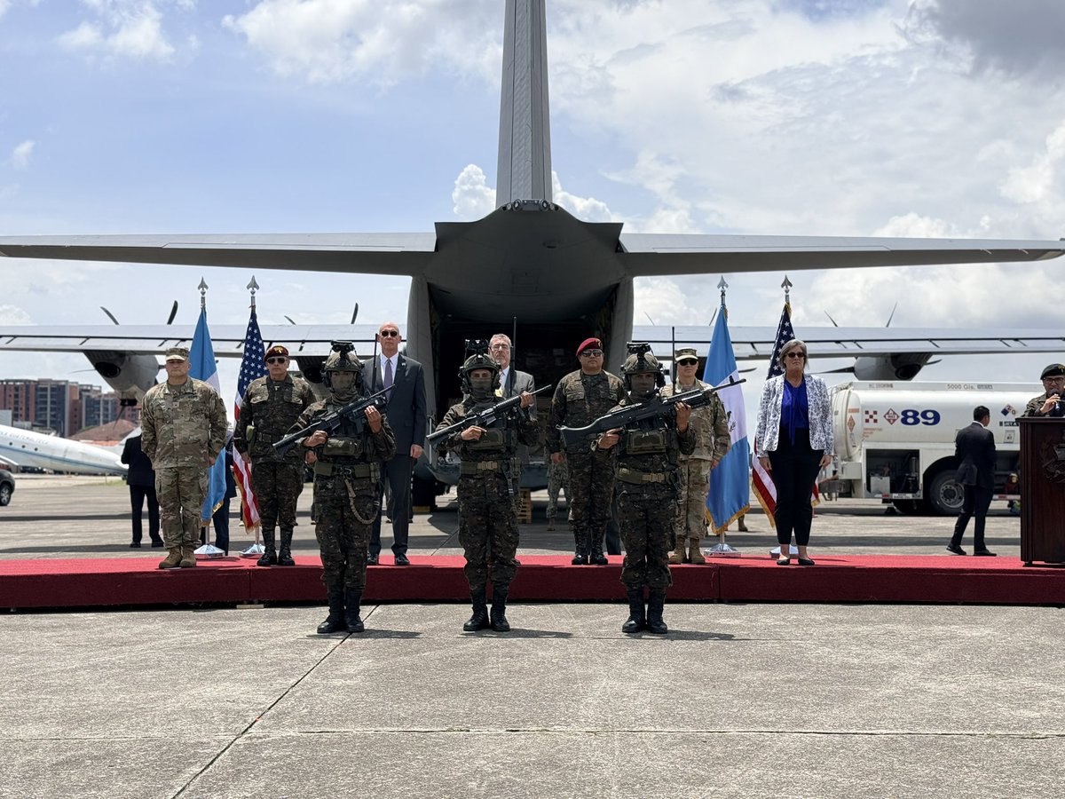 Ejercito_GT's tweet photo. 🇬🇹🤝🇺🇸 Entrega oficial del primer lote de armamento M4A1

En un acto protocolario, el Alto Mando del Ejército de Guatemala participó en la entrega oficial del primer lote de fusiles M4A1, adquiridos a los Estados Unidos de América, socio y aliado estratégico de Guatemala, en el marco del proceso de modernización y transformación de las tres fuerzas del Ejército de Guatemala.

Esta adquisición refleja la continuidad de la cooperación bilateral en materia de defensa y contribuye a la actualización de las capacidades institucionales para el cumplimiento de la misión constitucional.

#EjércitoGT
#Modernización
#EstamosCumpliendo
@usembassyguate @GuatemalaGob