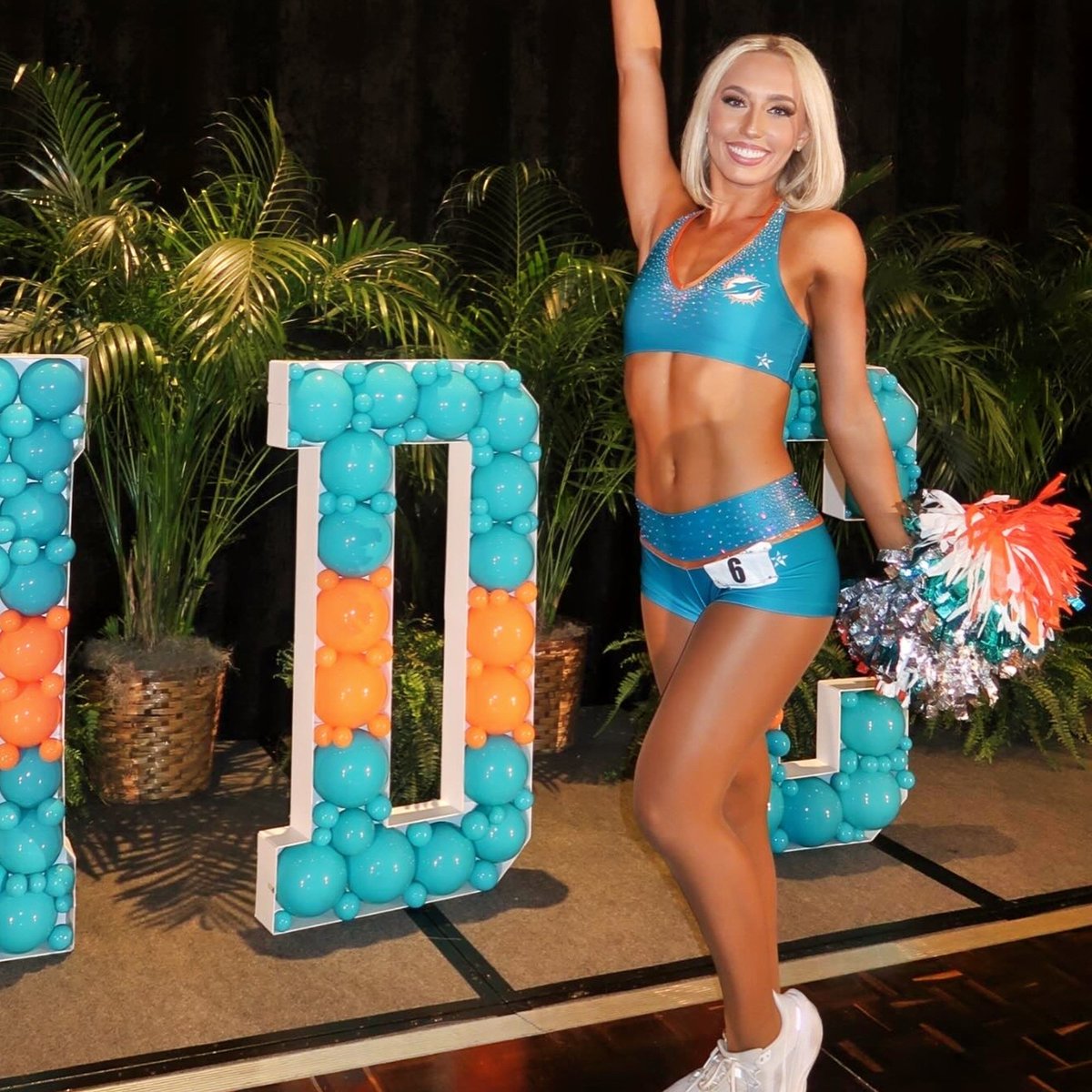 TotalProSports's tweet photo. Everyone Is Obsessed Over Miami Dolphins’ Stunning New Cheerleader Who’s Also The Sister Of Popular NFL Quarterback

READ MORE: https://t.co/dDY8qzlClD https://t.co/yDhk7W0Rkv