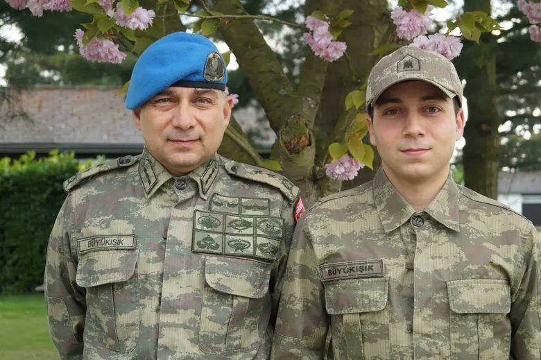 Yhsgihtholsun's tweet photo. İzmir'de Dorukhan Büyükışık davasında flaş gelişme! 26 sanık için hapis talebi
İzmir'de 2018 yılında bir inşaat şantiyesinde ölü bulunan 26 yaşındaki Dorukhan Büyükışık'ın ölümüne ilişkin soruşturmada yeni bir gelişme yaşandı. Aralarında dönemin Narlıdere İlçe Emniyet Müdürü ile inşaat şirketinin ortaklarının da bulunduğu 26 sanık hakkında hazırlanan 262 sayfalık iddianame mahkemece kabul edildi. Sanıklar hakkında 'suç delillerini yok etme, gizleme veya değiştirme' ve 'yalan tanıklık' suçlarından 6 ay ile 7,5 yıl arasında hapis cezası talep edildi.
İzmir Cumhuriyet Başsavcılığı Örgütlü Suçlar Soruşturma Bürosunca hazırlanan 262 sayfalık iddianame hazırlandı
Birleştirme talebiyle İzmir 21. Ağır Ceza Mahkemesince kabul edilen iddianamede, aralarında dönemin Narlıdere ilçe emniyet müdürü İ.Y, dönemin Narlıdere Şehit Ayhan Tanrıverdi Polis Merkezi amiri İ.K, dönemin olay yeri inceleme ve suç inceleme büro amirleri, inşaat şirketinin ortakları M.M.T. ve oğlu M.T.T'nin de aralarında bulunduğu 25'i tutuklu 26 sanık hakkında "suç delillerini yok etme, gizleme veya değiştirme" ve "yalan tanıklık" suçlarından 6 ay ile 7,5 yıl arasında değişen sürelerde hapis cezası talep edildi.

İddianamede, hukuk devletinde olayların zamanın akışına terk edilemeyeceği ve adalet arayışının toplum hafızasında canlı kaldığı sürece devletin gerçeği araştırma yükümlülüğünün devam edeceği, bu kapsamda 2018'de yaşanan ve aradan geçen zamana rağmen kamuoyunda yanıtı aranan Büyükışık'ın ölümünün tüm yönleriyle aydınlatılması amacıyla soruşturma dosyasındaki bilgi ve delillerin yeniden değerlendirildiği ifade edildi.