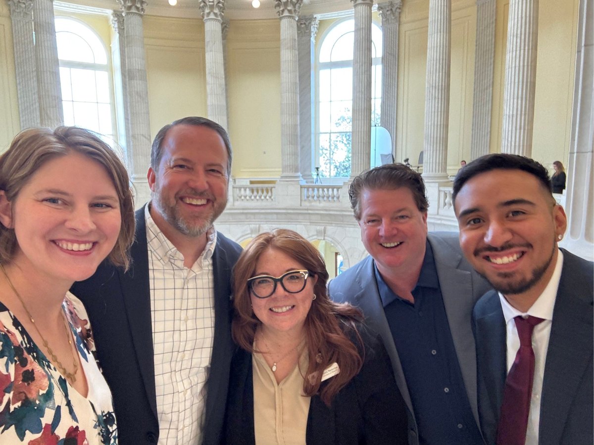 onestarfdn's tweet photo. Grateful to @statecommission, @ServiceYear & @Voices4Service for convening last week's National Service Summit! We left energized by new ideas and collaborations, then headed to Capitol Hill with @CityYear, @ReadingPartners & Equal Heart. #AmeriCorps #NationalService https://t.co/MnSl5Hskvr