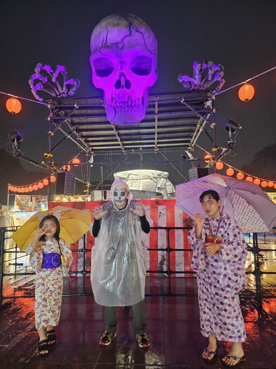 mana_mi0208's tweet photo. 大雨の中気さくに絡んでくれた骨男さん
腕章を付けてる #ゾク夏専ゾク妖怪 さんはお写真OKと教えて頂きました
雨でも角お家まで取れなかったです
(あ、このまま電車乗って帰宅しました。ママもですw)
骨男さんお風邪ひかれてませんように🍀

 #上野ゾク夏祭り
 #変幻堂 https://t.co/pCTp6QZVGJ