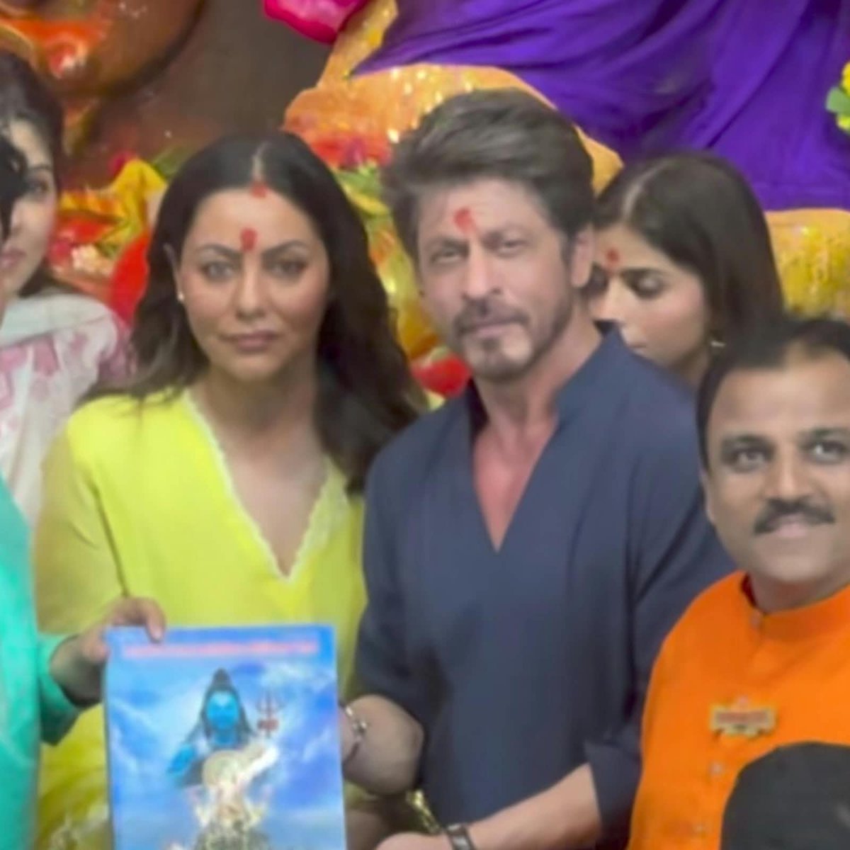 SRKUniverse's tweet photo. Some moments carry a different kind of peace. King Khan and family in Bappa’s presence, seeking blessings with faith. ❤️🙏

#GaneshChaturthi @iamsrk @gaurikhan #SuhanaKhan

#Ganesh #Mumbai #lalbaughcharaja https://t.co/uUcceAjTvg