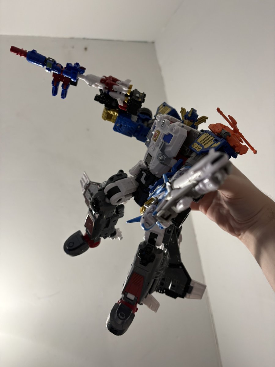 iixadii's tweet photo. Big thank you to CMDstore for sending this guy my way! He is way more fun than i realized!! He has some nice heft and the joints feel amazing, my only complaint is how unsecure the payload &amp; skyblast connection is for the requiem blaster, a solid 9.5/10 for me https://t.co/a0G2vlkgRM