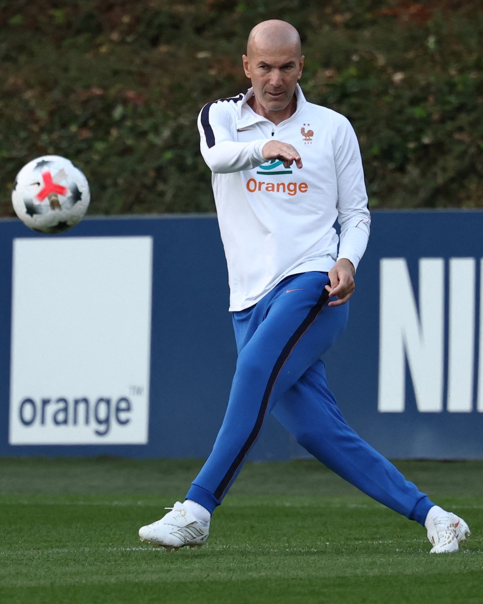 brfootball's tweet photo. Zinedine Zidane takes charge of his first training as France's head coach 🔵 https://t.co/qBkfjXzWtK