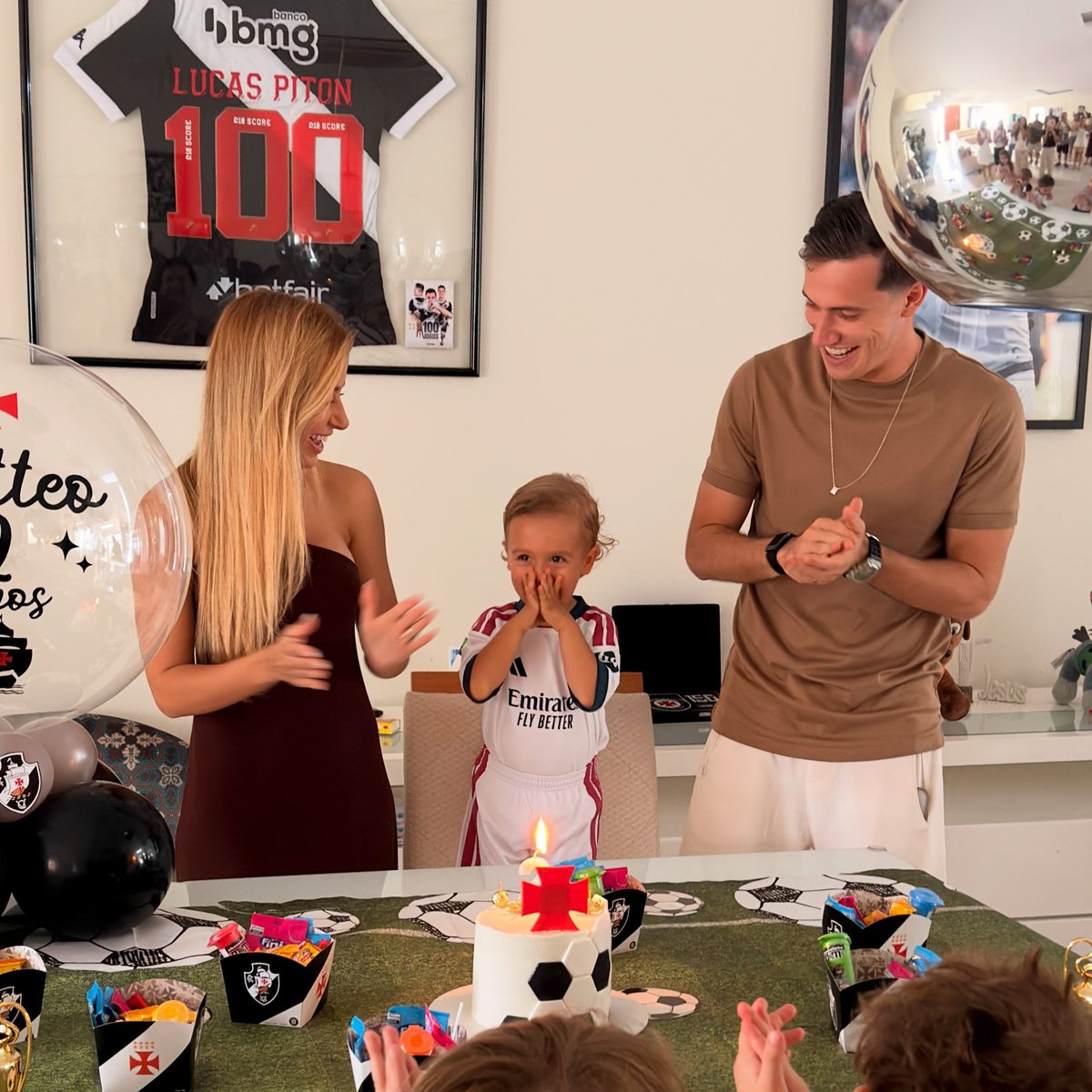 canalpremiere's tweet photo. MODO FOFURA ATIVADO! 🎂💢
Piton comemorou o aniversário do filho e teve um detalhe que o vascaíno vai reparar de longe! A decoração estava cheia de referências ao Vascão! 🥹💢
📸 Getty images / @lucaspiton_
#BrasileiraoNoPremiere #PremiereDaJogo #BoraDePremiere #Vasco #Piton https://t.co/KcSz8QlXTQ