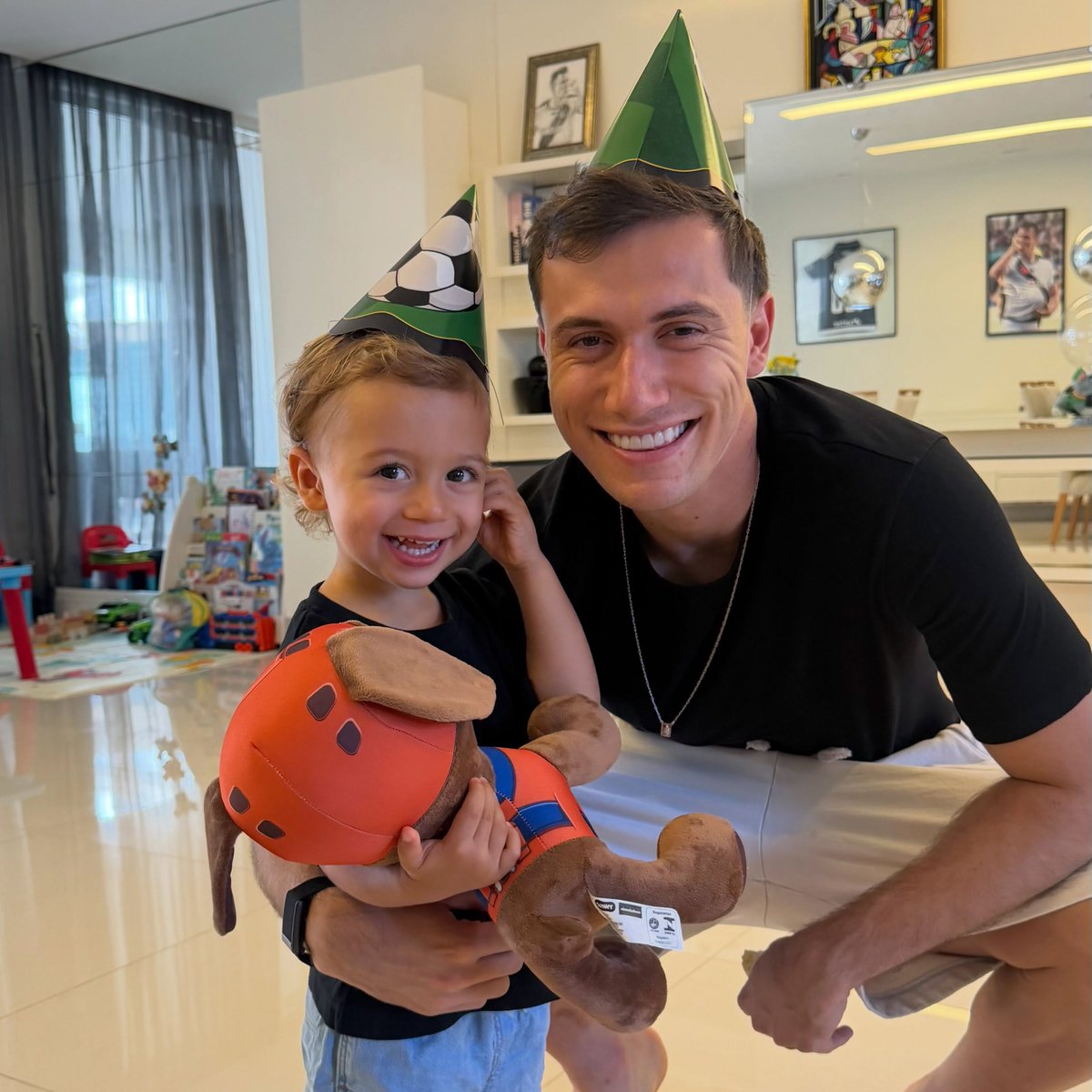 canalpremiere's tweet photo. MODO FOFURA ATIVADO! 🎂💢
Piton comemorou o aniversário do filho e teve um detalhe que o vascaíno vai reparar de longe! A decoração estava cheia de referências ao Vascão! 🥹💢
📸 Getty images / @lucaspiton_
#BrasileiraoNoPremiere #PremiereDaJogo #BoraDePremiere #Vasco #Piton https://t.co/KcSz8QlXTQ