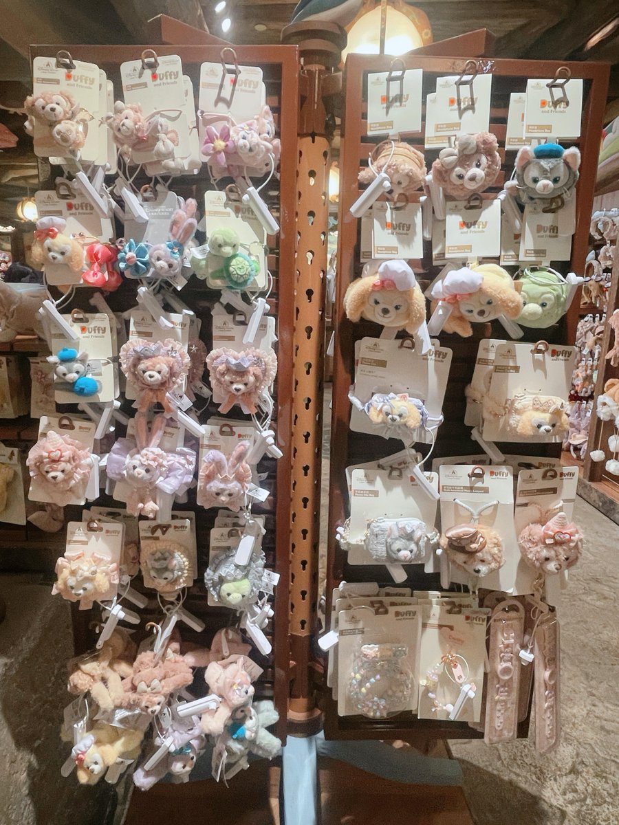 Chen_BitWave's tweet photo. I’m picking out some cute plush toys at Disneyland. https://t.co/ZhzSt8BXu4