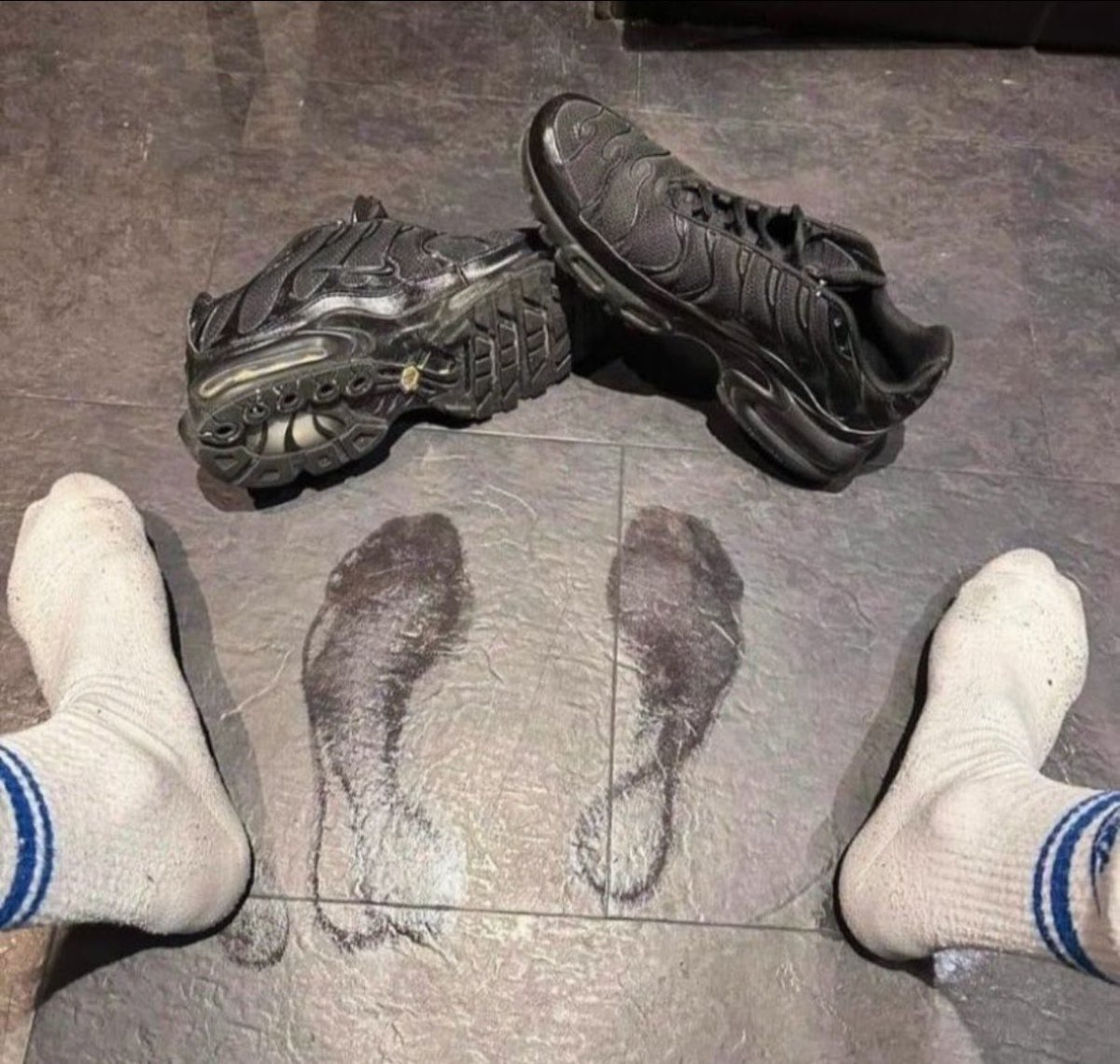 bosskrim_backup's tweet photo. Tu lèches mes bonnes traces d’transpi tu snifes mes chaussettes et tu décrasses mes semelles 🇩🇿🇩🇿 https://t.co/n3a8yFvV9Q