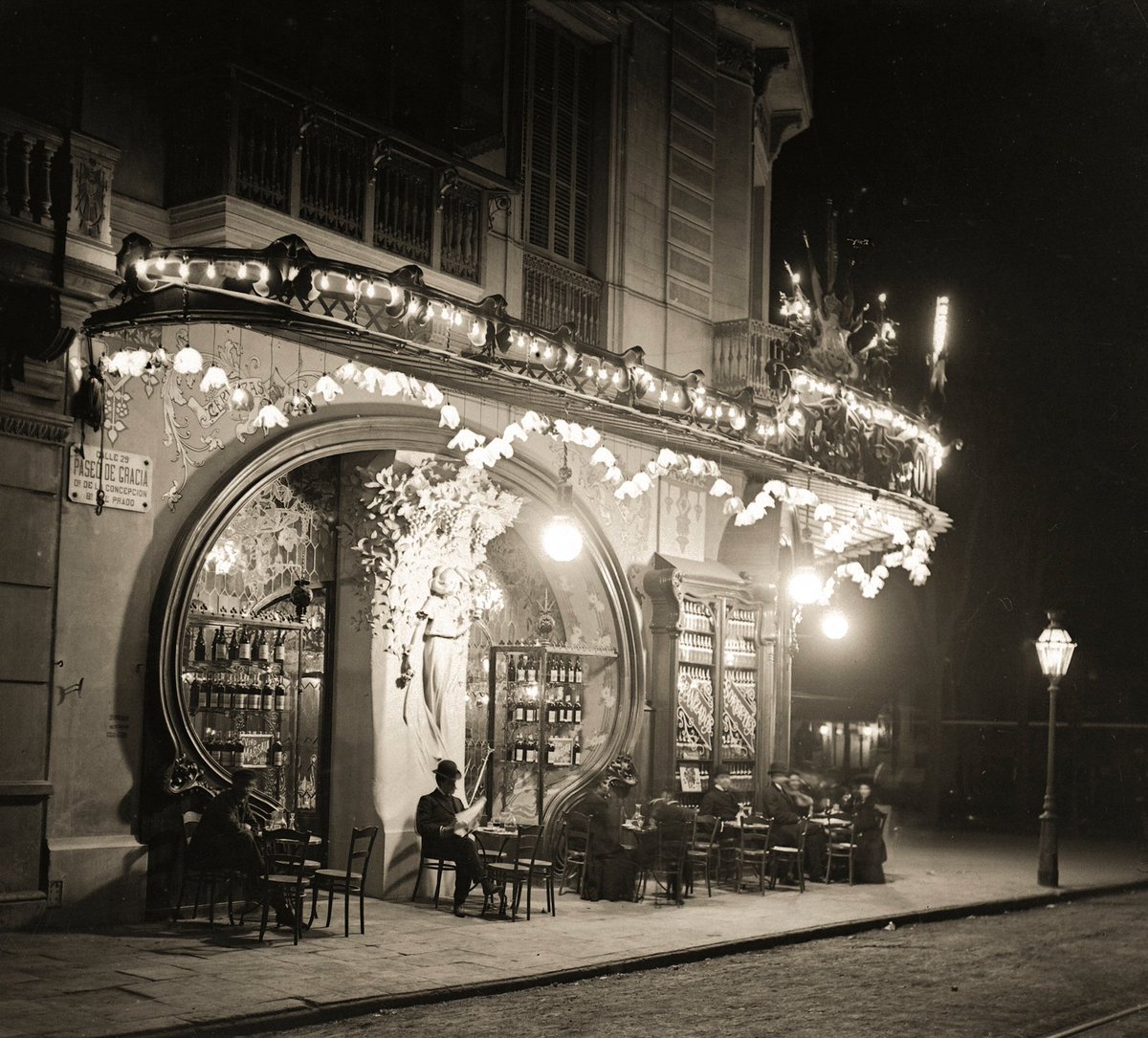 efemarq's tweet photo. A una cantonada del Passeig de Gràcia amb Gran Via de les Corts Catalanes, #taldiacomahir de 1902 s'inaugurà el bar més esplèndid de Barcelona: el Torino, dit el Palau del Vermut. Antoni Gaudí, mentre començava el Park Güell, fou convidat a decorar una sala de l'interior. Fil ✨ https://t.co/If5TLoE3YT