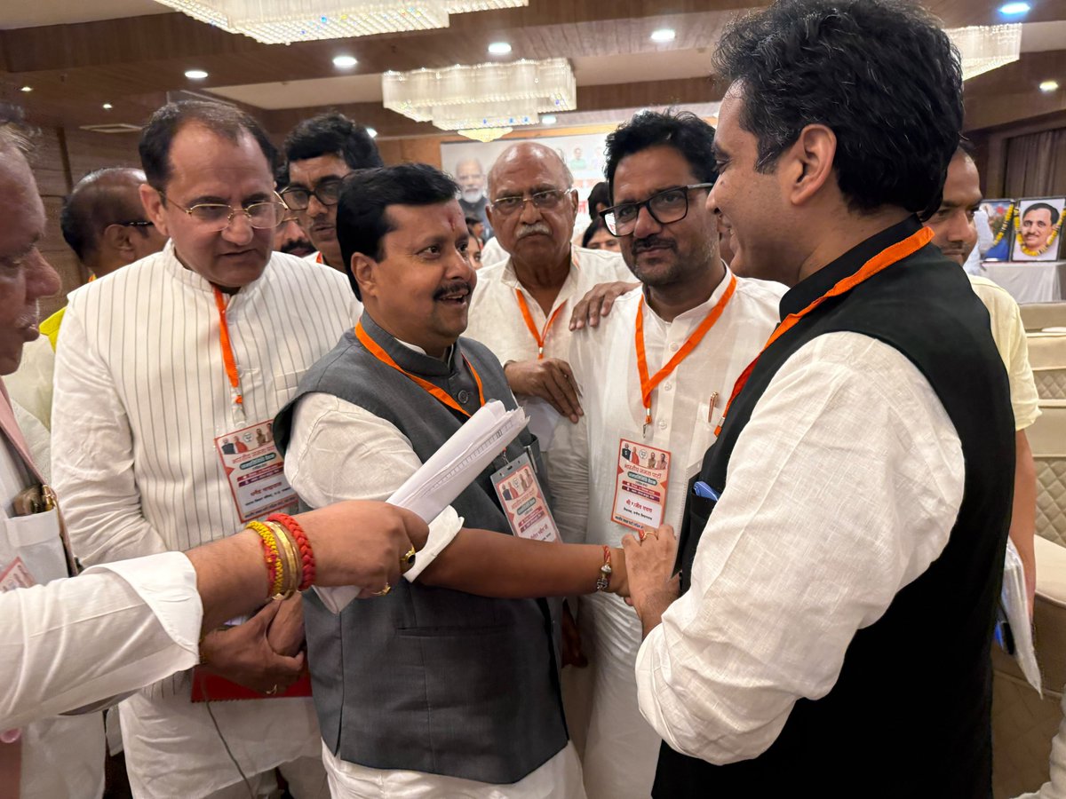 PankajSinghBJP's tweet photo. पश्चिम उत्तर प्रदेश प्रवास के दौरान आज मेरठ में आयोजित महत्वपूर्ण बैठक में भारतीय जनता पार्टी के माननीय राष्ट्रीय अध्यक्ष आदरणीय श्री @NitinNabin  जी का  मार्गदर्शन प्राप्त हुआ।

इस विशेष बैठक में माननीय प्रदेश अध्यक्ष श्री @mppchaudhary  जी, प्रदेश महामंत्री संगठन श्री @idharampalsingh जी, क्षेत्रीय अध्यक्ष श्री नवाब सिंह नागर जी, वरिष्ठ नेतागण, क्षेत्र के माननीय सांसद, विधायक, विधान परिषद सदस्य (MLCs) एवं वरिष्ठ पदाधिकारीयो के साथ उपस्थित रहा। @BJP4India
@BJP4UP