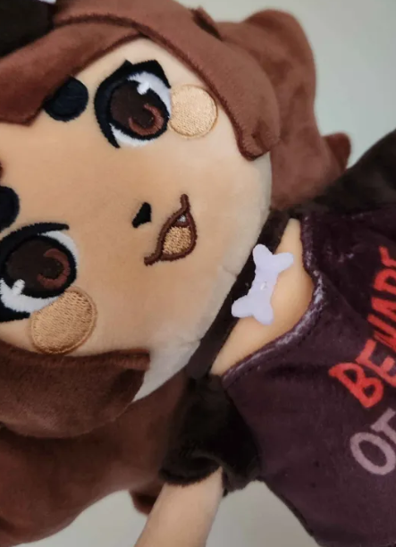 crispytyph's tweet photo. her shirt in the photo covered her collar 😔 dont worry, its there https://t.co/pJVF5OkiqZ