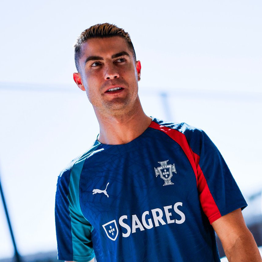 TheClemView's tweet photo. 🚨🇵🇹 CRISTIANO RONALDO HAS ARRIVED FOR PORTUGAL! 🐐🥶

Cristiano Ronaldo is 𝘽𝘼𝘾𝙆 with the Portugal squad after the World Cup, with a new era starting under Jorge Jesus. 🔙👔

41 YEARS OLD. STILL SHOWING UP. STILL READY TO COOK. 🇵🇹👑

THE CAPTAIN IS BACK. 🫡🐐 https://t.co/WKze95Jcss