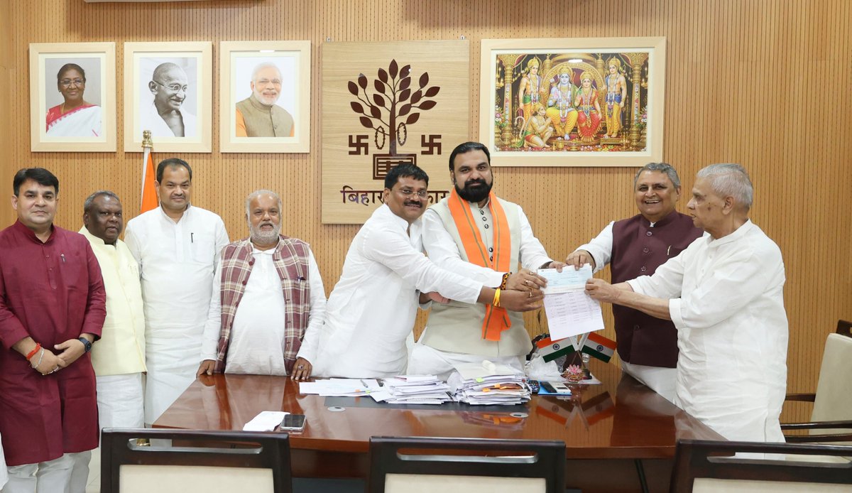 officecmbihar's tweet photo. अपने एक-एक माह के वेतन की कुल ₹17.06 लाख की राशि का चेक मुख्यमंत्री राहत कोष में सहयोग स्वरूप माननीय मुख्यमंत्री श्री सम्राट चौधरी जी को सौंपा। https://t.co/J0hwX1bKUq