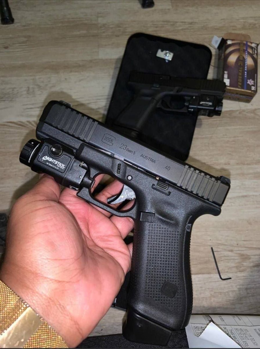 TimMossruk's tweet photo. #Glock 40 gen 5 comes with two clips and two box of 30ammo 500 https://t.co/0yQJXbgff4