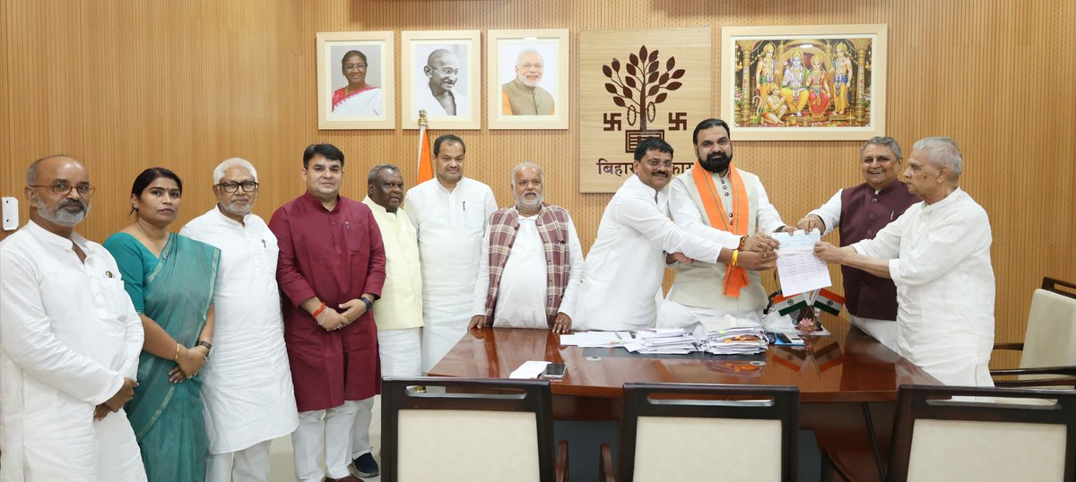 officecmbihar's tweet photo. माननीय मुख्यमंत्री जी ने इस सहयोग के लिए जदयू विधानमंडल दल के सदस्यों का आभार व्यक्त किया।
 
उन्होंने कहा कि यह राशि आपदा एवं कठिन परिस्थितियों में जरूरतमंद लोगों की सहायता में उपयोगी साबित होगी। https://t.co/8EMFoPcV8v